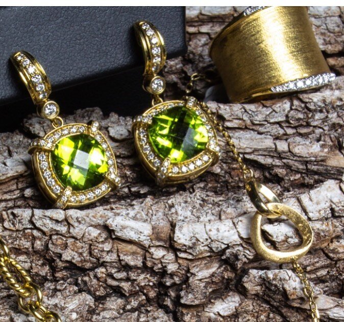 This is what Gem quality Peridot looks like 🍀✨✨Gorgeous! 🌞#peridotjewelry #goldlinks