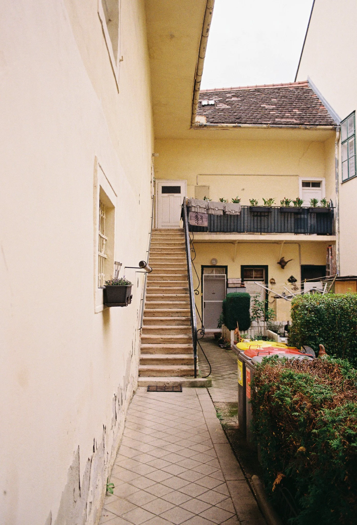 R1-01232-007A.jpg
