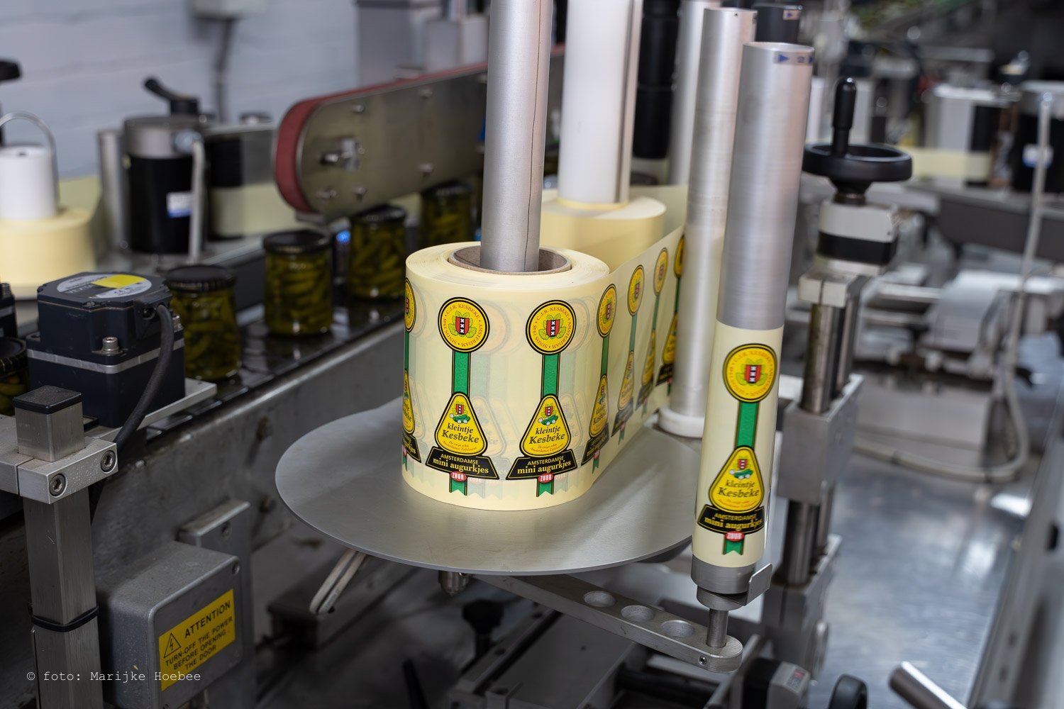 Etiketten worden op mini Augurkjes van het merk Kleintje Kesbeke op een productielijn geplakt.