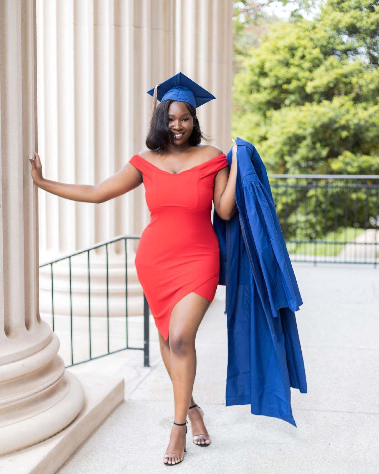 SMU college graduate 🎉👏🏾

The gorgeous graduate and campus just made this session so perfect! Swipe to see the champagne pop 🍾