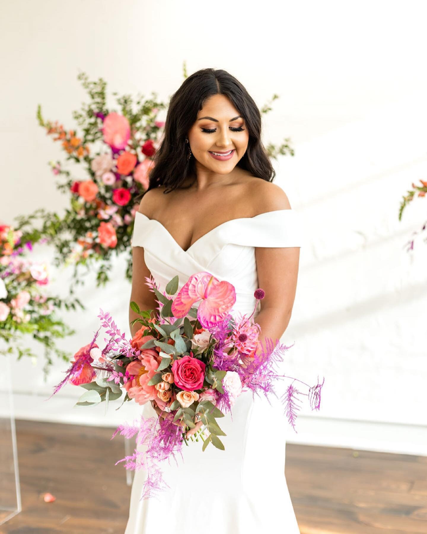 The pink florals 💕😍. I love all of the fun summer color! 

Are you team neutral or colorful when it comes to your wedding day? 

Venue: @schoolhouseevents 
Florist: @behold_floral_design 
HAMU: @grandslamglam 
Bridal salon: @damelebridal 
Jewelry: 