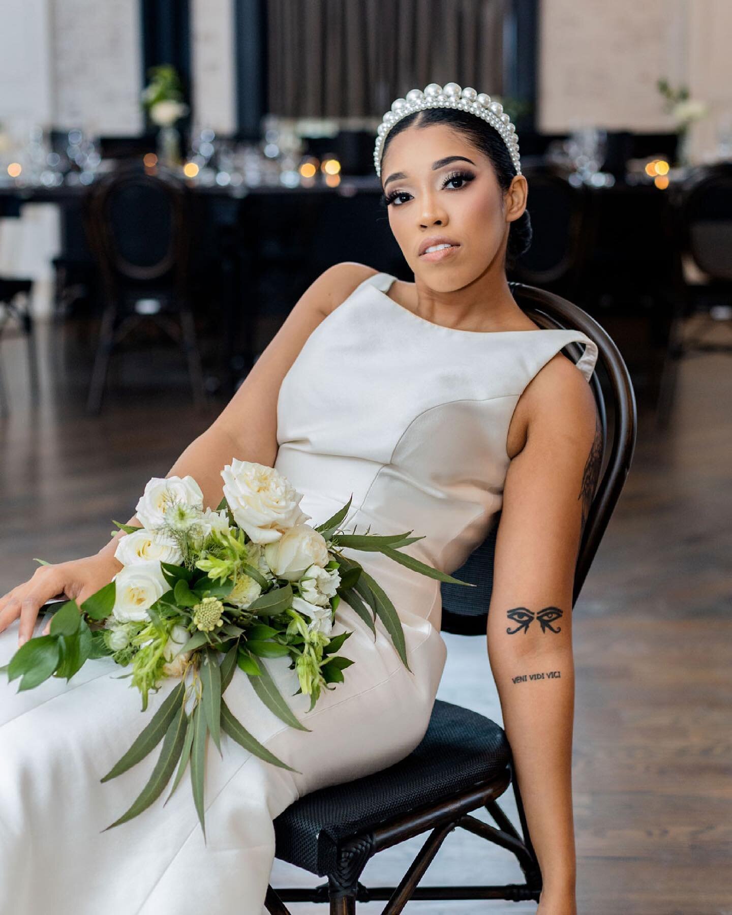 Now this is a bridal look 👏🏾😍. The hair, makeup and dress is just so perfect together! 

Venue: @themasondallas
Planner: @nxtlvlhouston
Makeup: @khbeautymua
Dress: @impressionbridalstores
Florals: @wildwoodwedtx
Florals: @freedomfloraltx