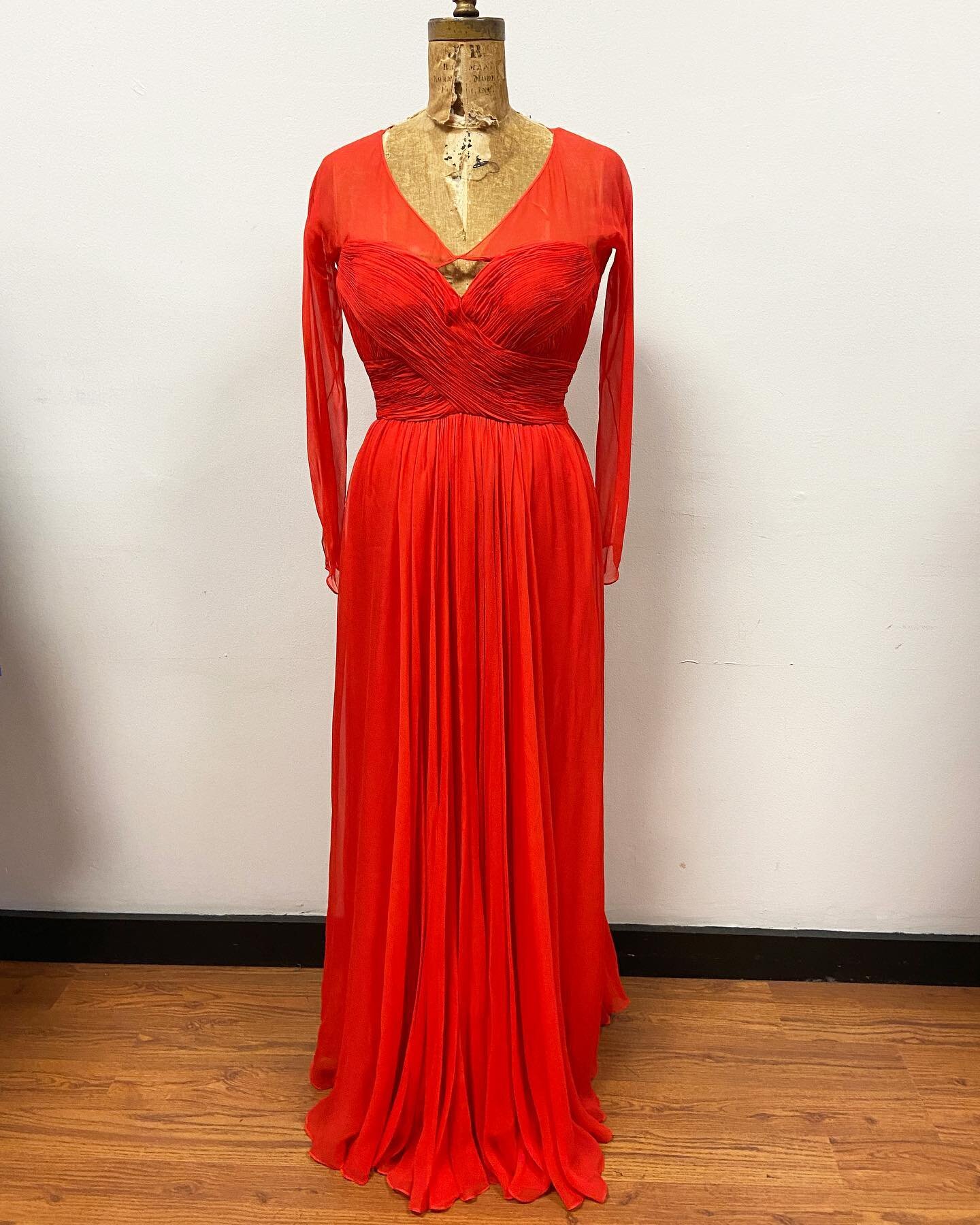 I&rsquo;ve been told, it&rsquo;s the season of Red! This one is a beauty!  1990s Pavar Saks Fifth Ave Silk ❤️