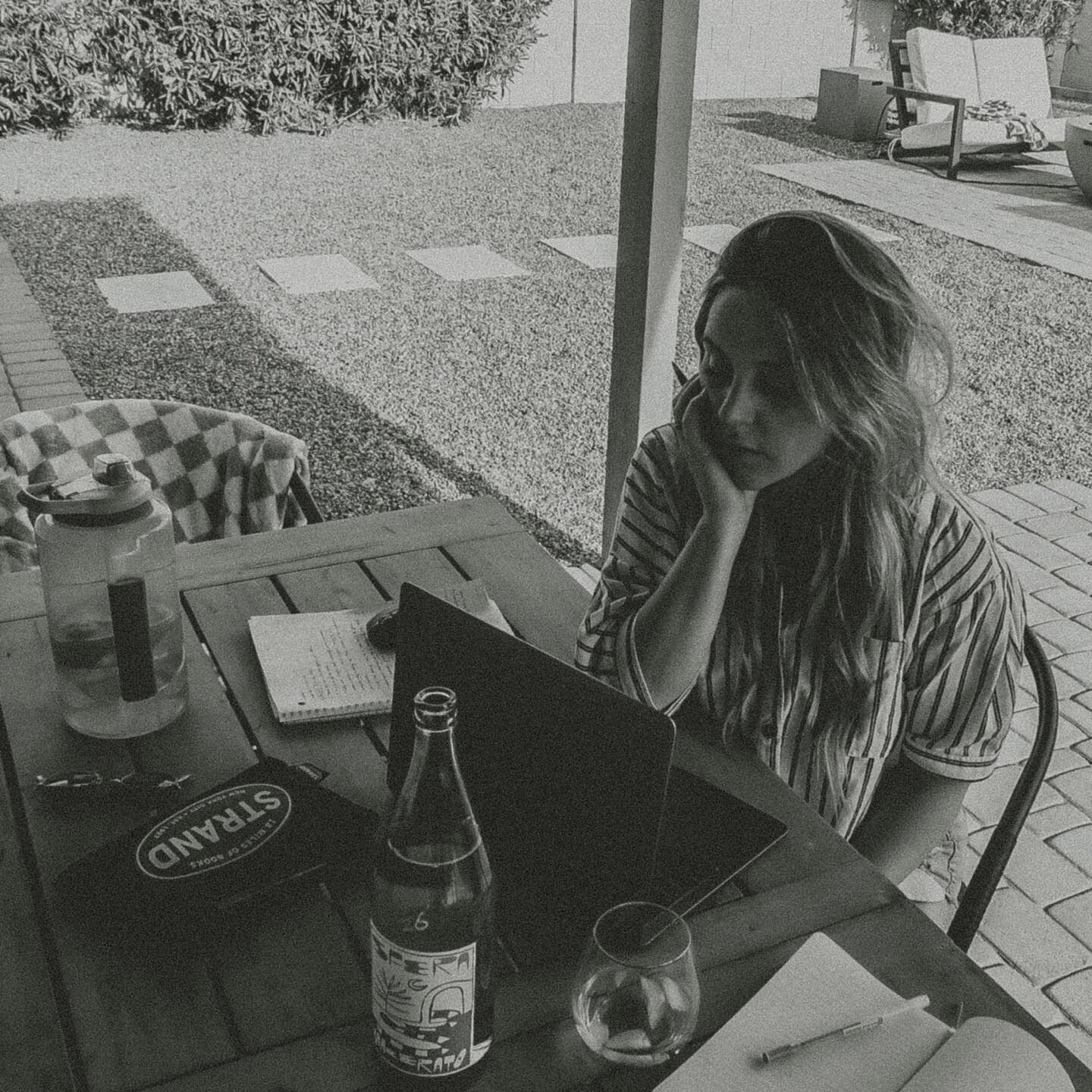 writing al fresco &gt;&gt;&gt; 📓🖋️
photo x geoff | arizona 2023