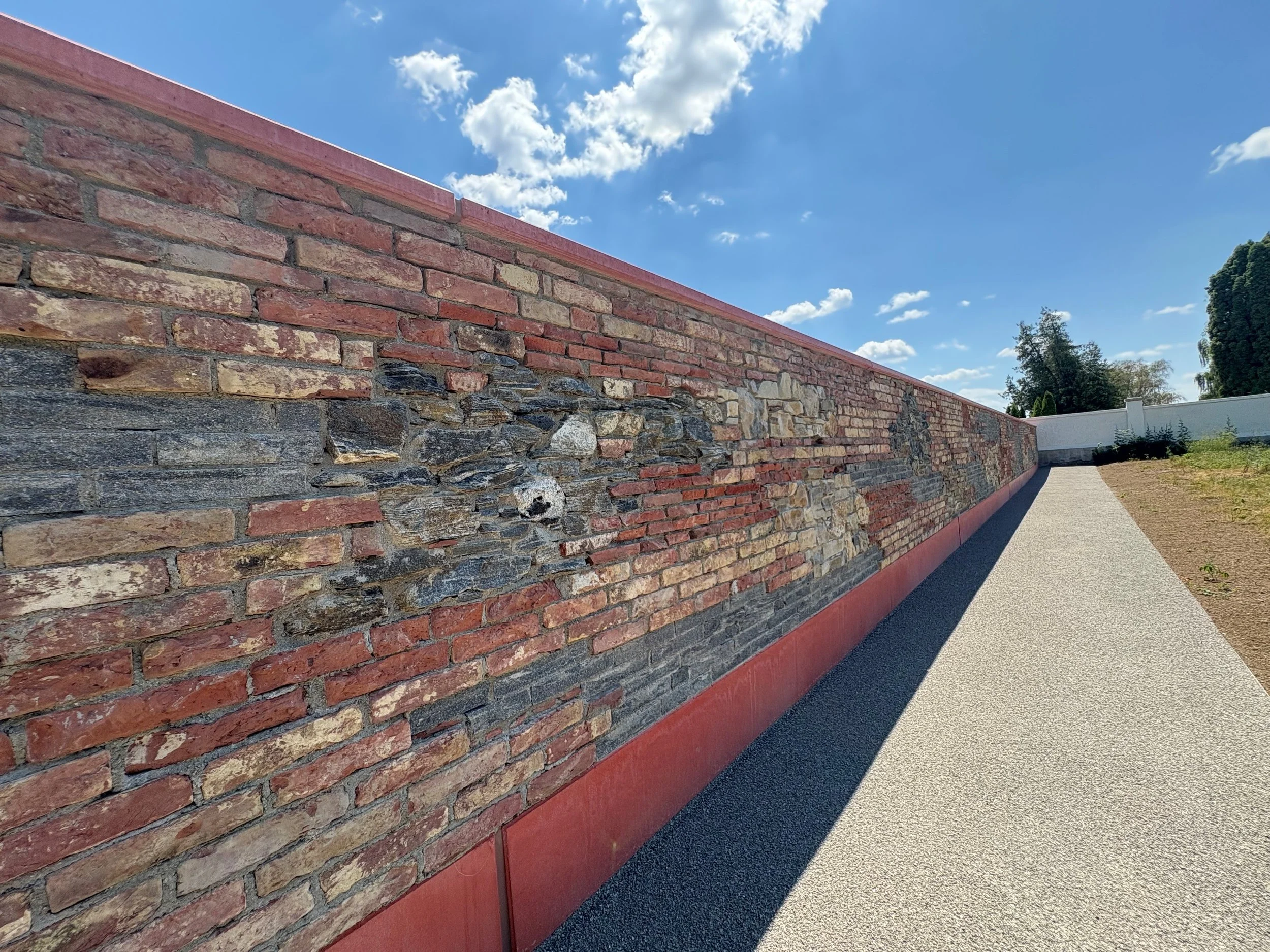 Gedenkort_Mauer_AufbauJuli2026_3.jpg