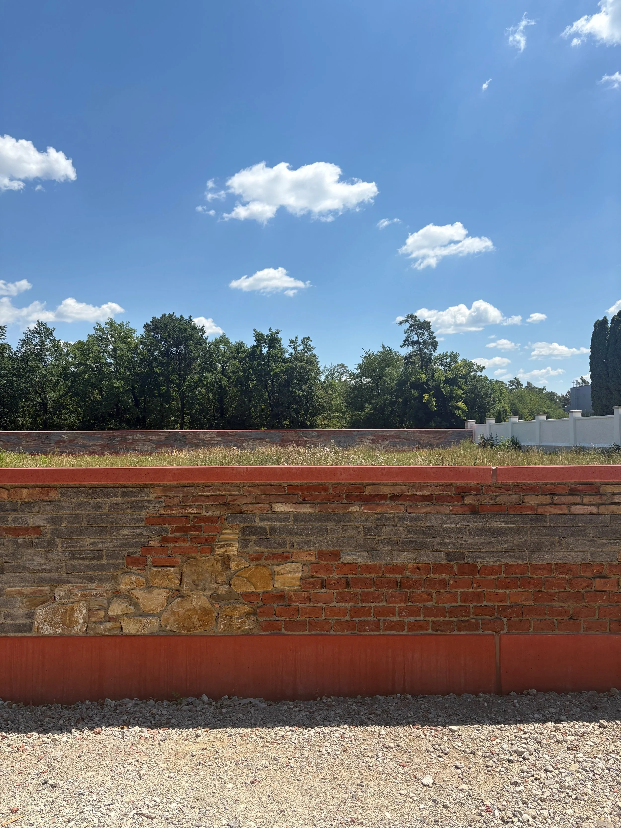 Gedenkort_Mauer_AufbauJuli2026.jpg