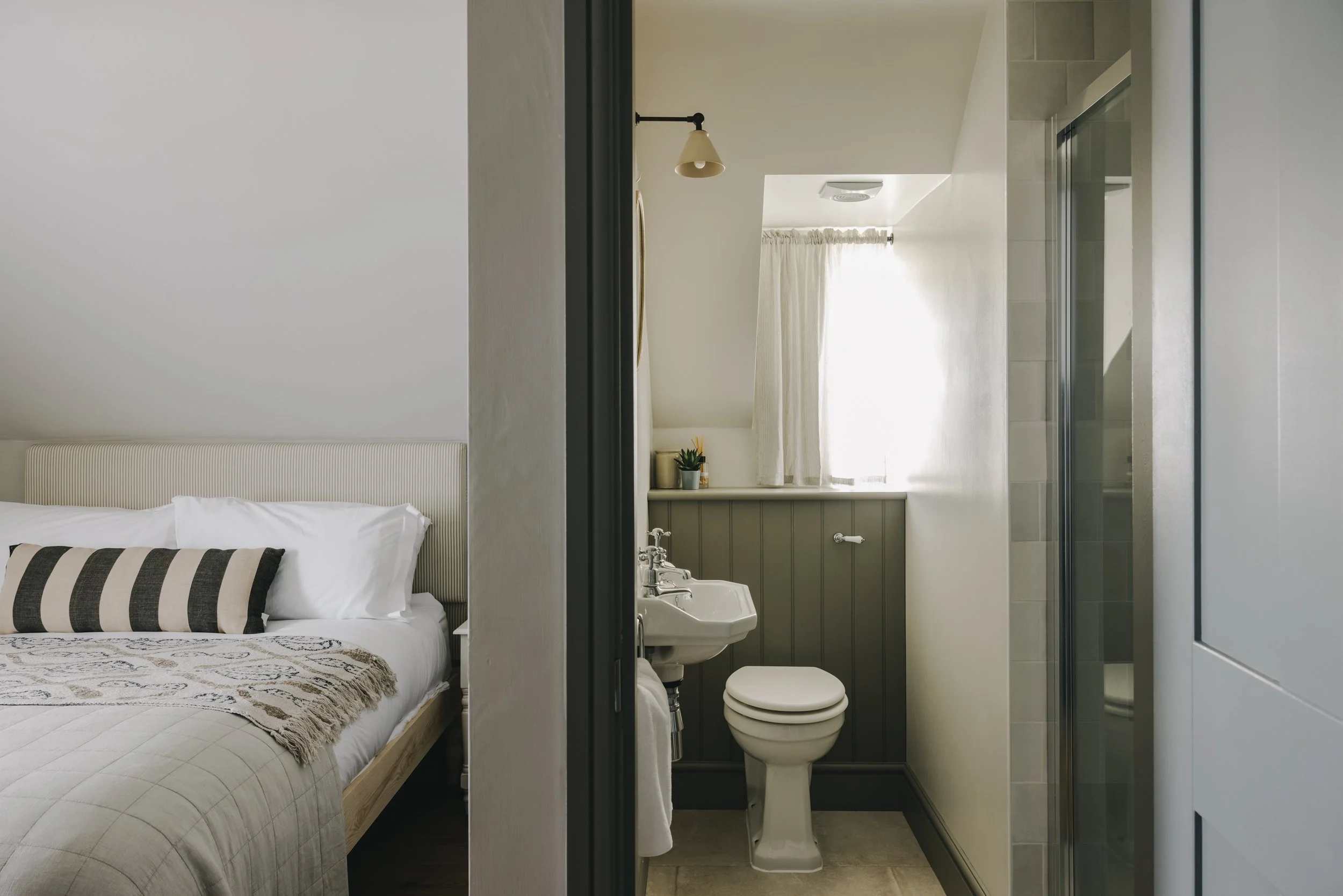 TheWorkersCottage_Norfolk_Bedroom1, Ensuite, Toilet, Sink, Shower