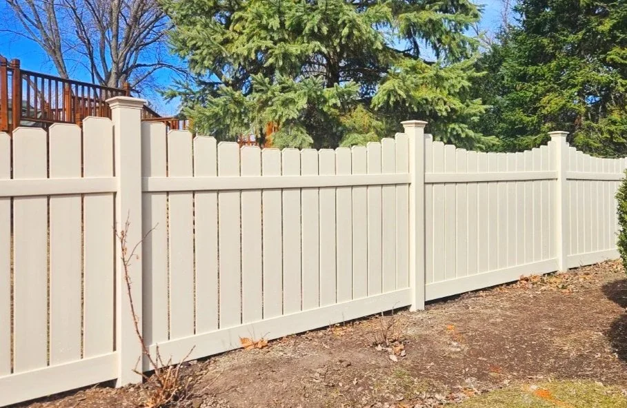 Semi privacy scalloped vinyl fence in Woodridge, IL
