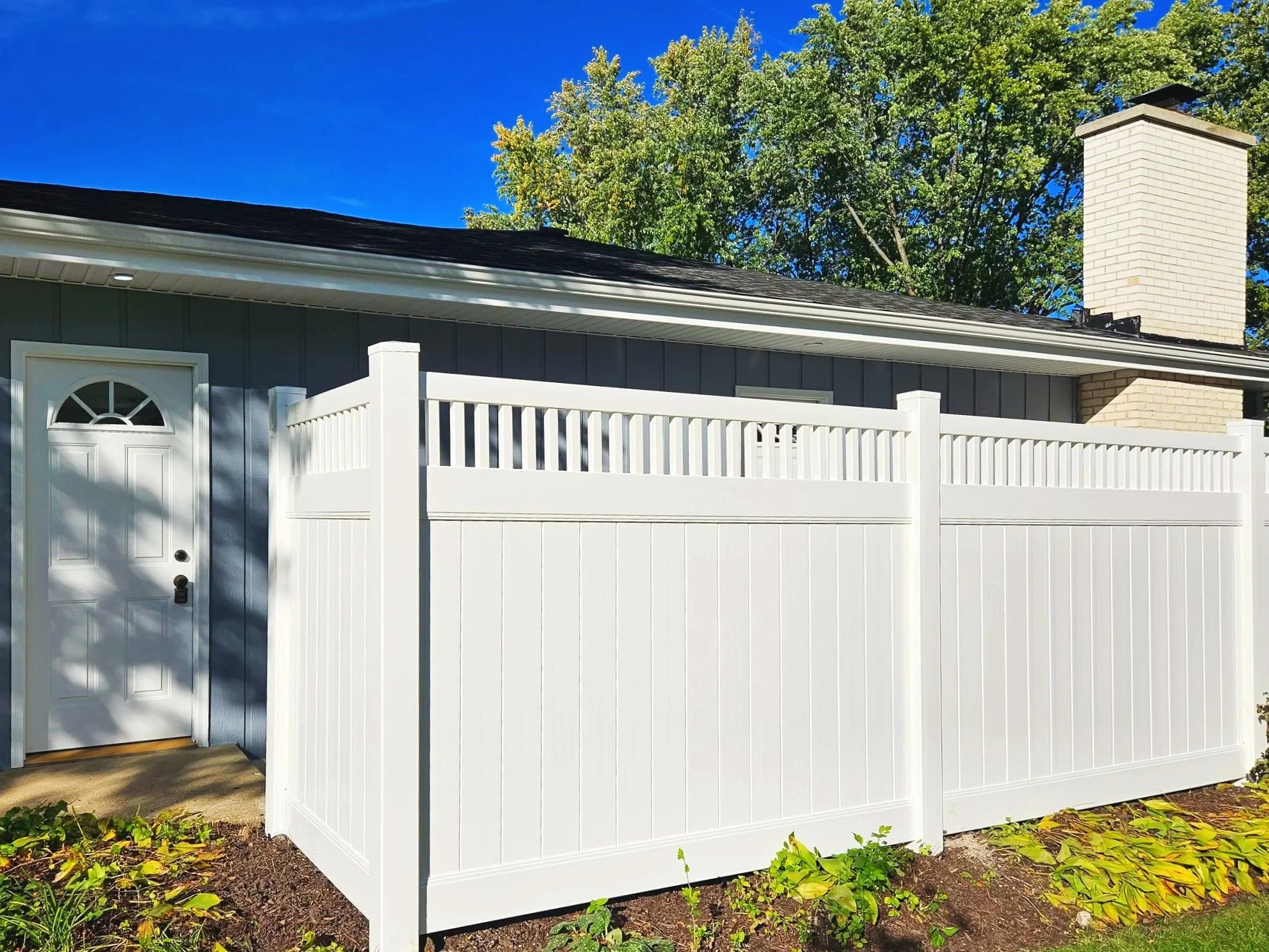 Spindle top vinyl privacy fence in Naperville, IL