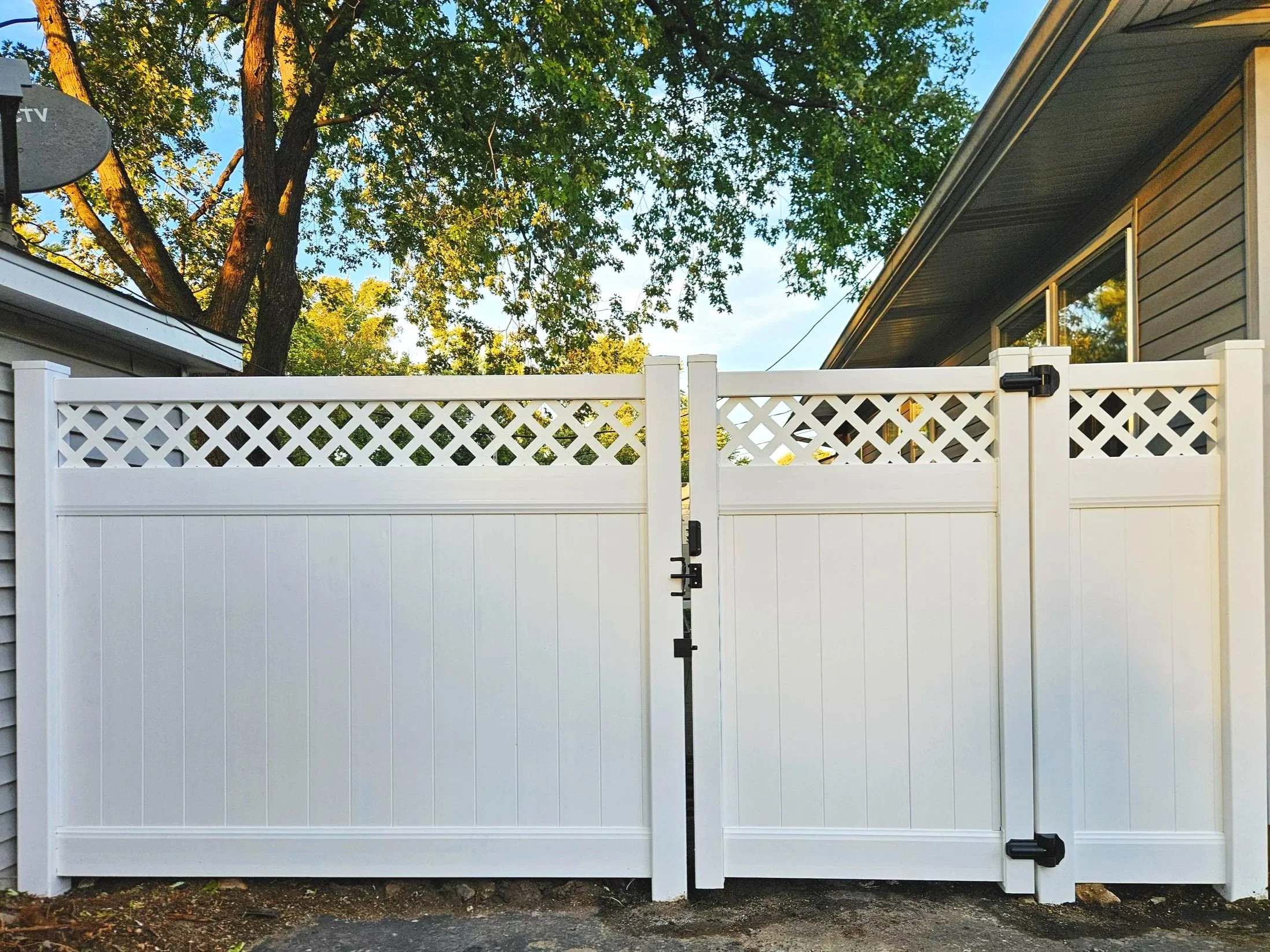 Lattice top vinyl privacy fence in Naperville, IL