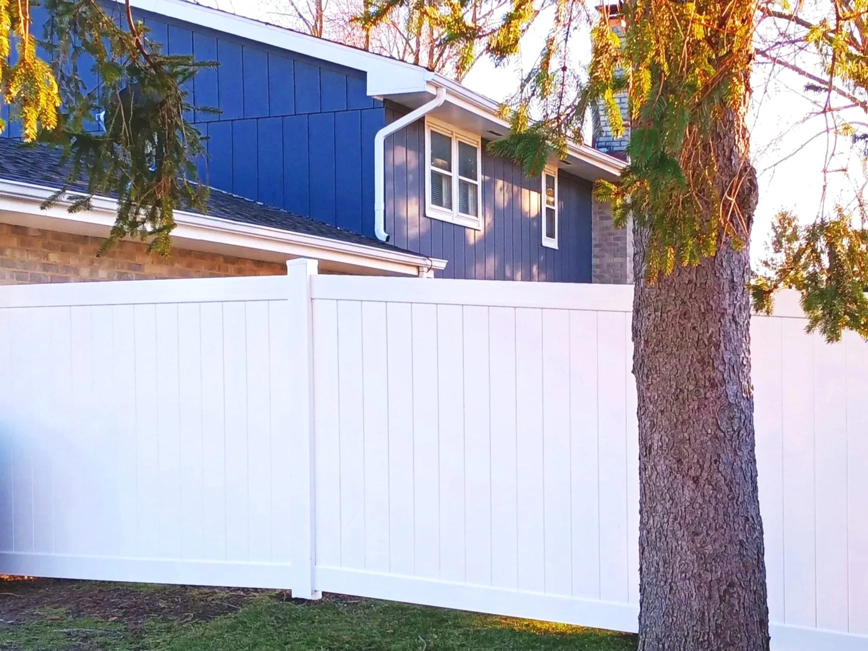 Solid vinyl privacy fence in Bolingbrook, IL