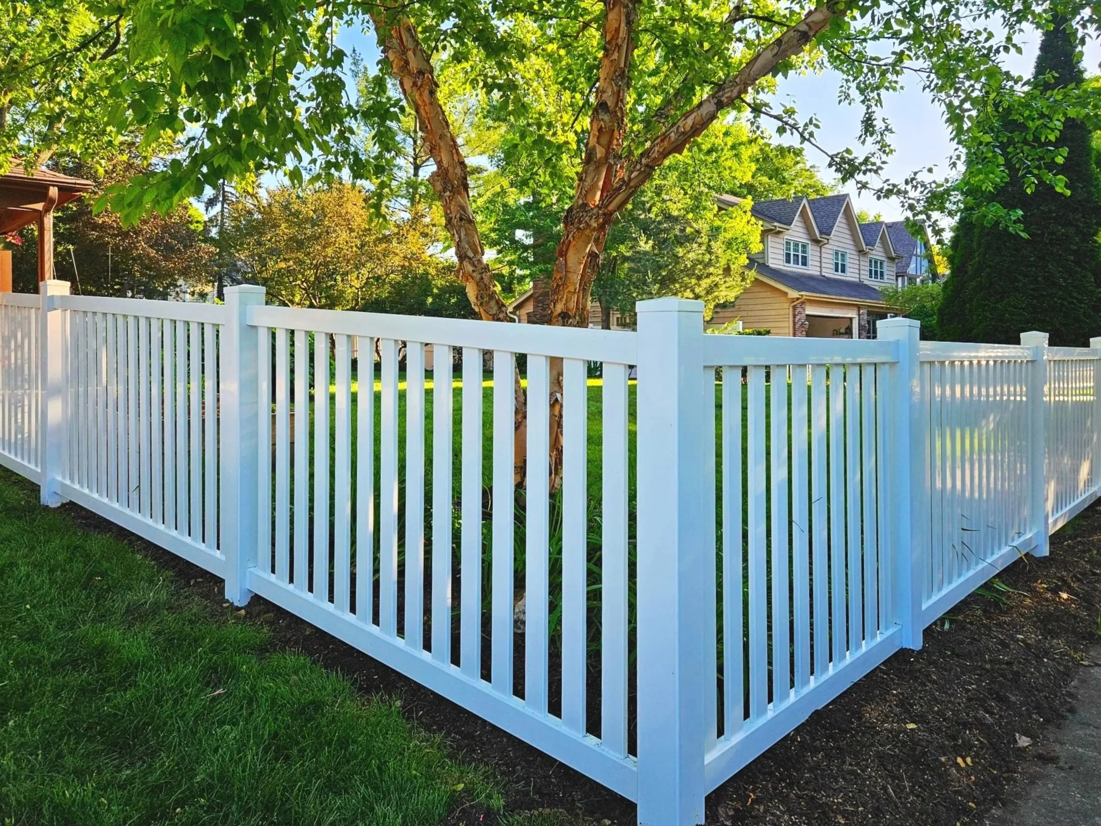 Vinyl closed top picket fence in Lisle, IL