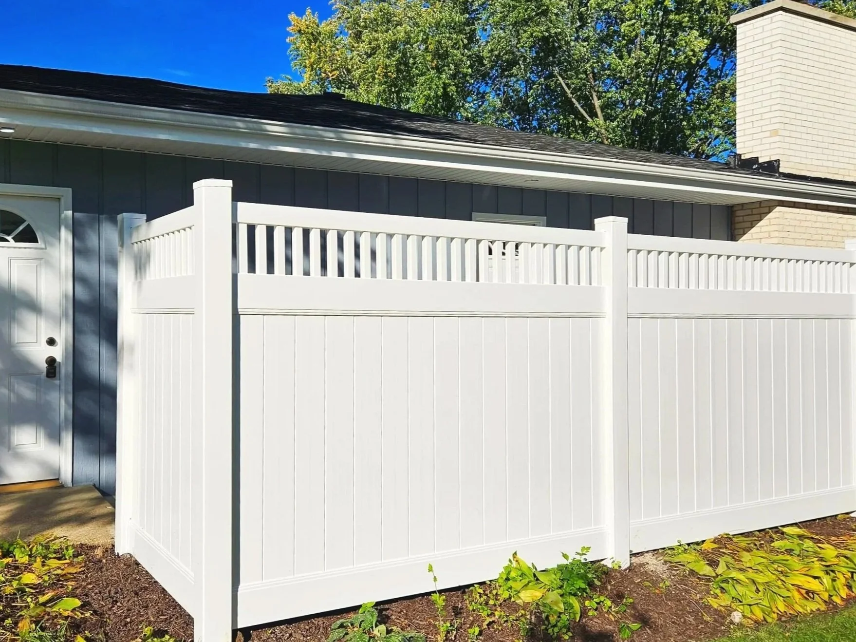 Spindle top vinyl privacy fence in Warrenville, IL