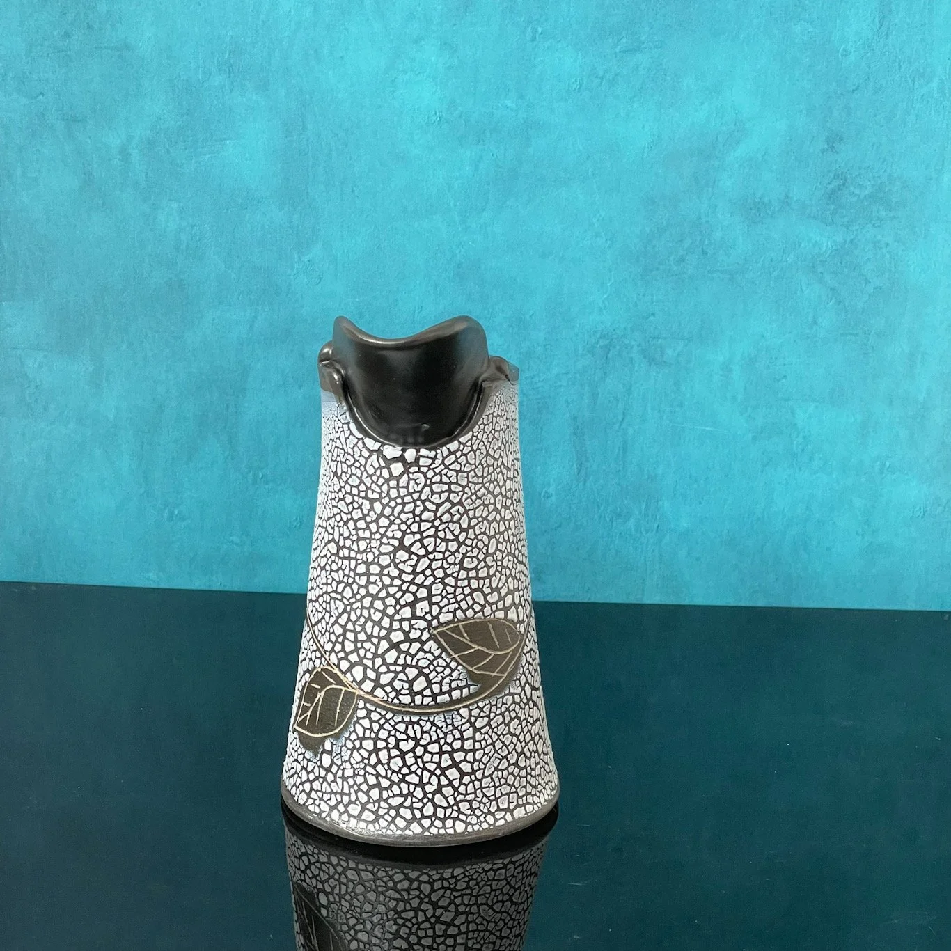 Leaf pitcher spout