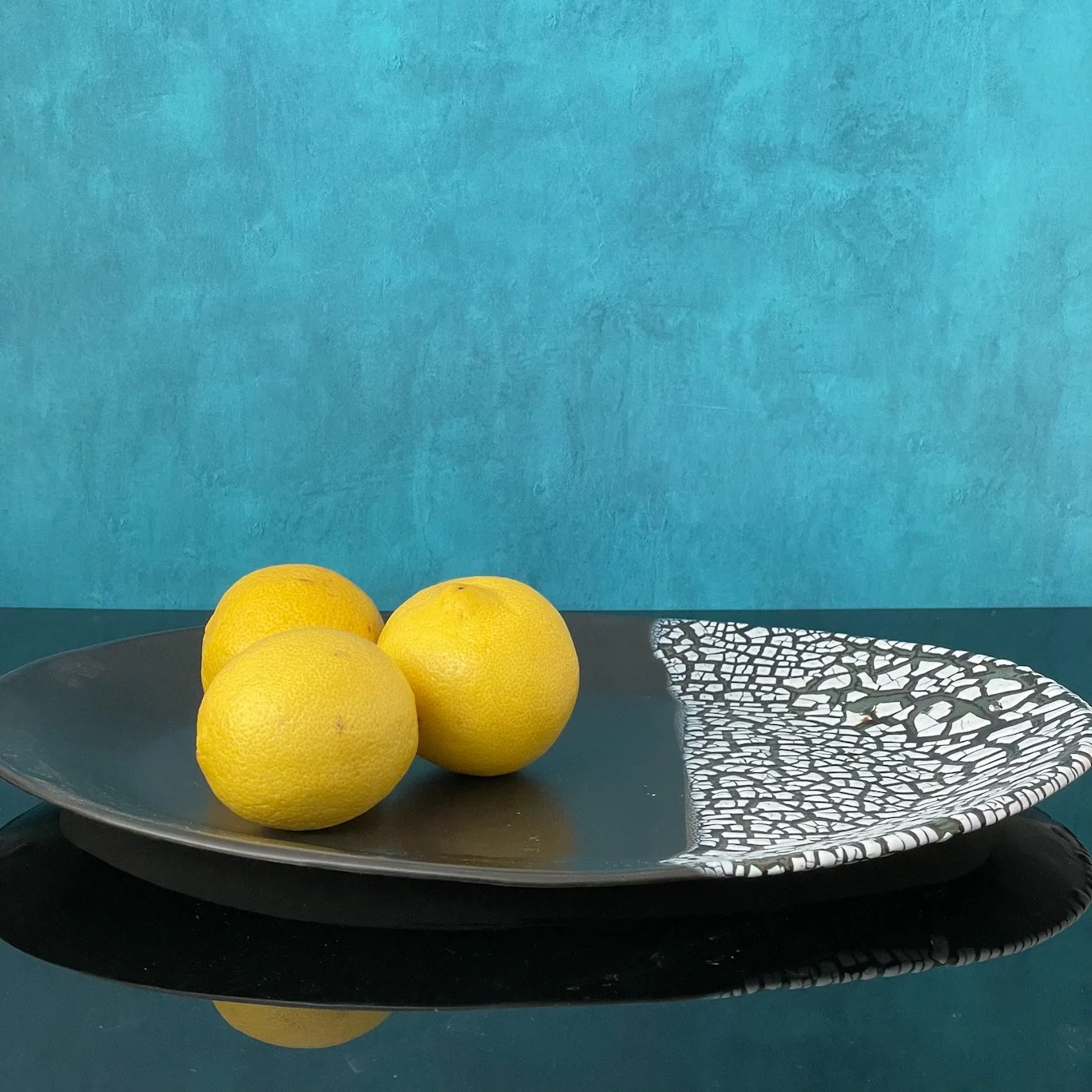 Black and crackle platter side