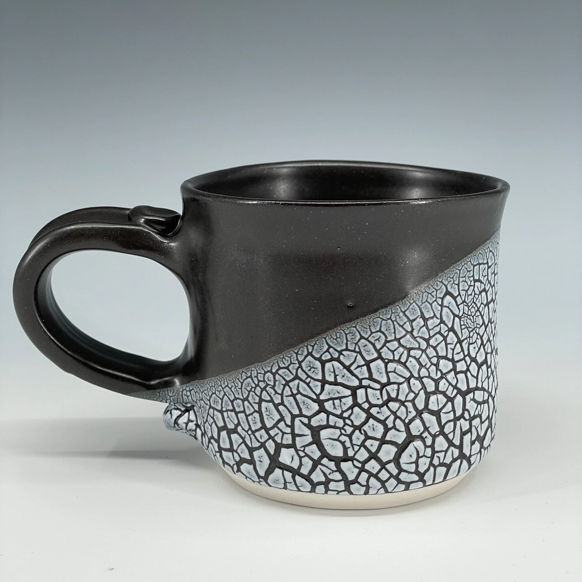 black and crackle mug