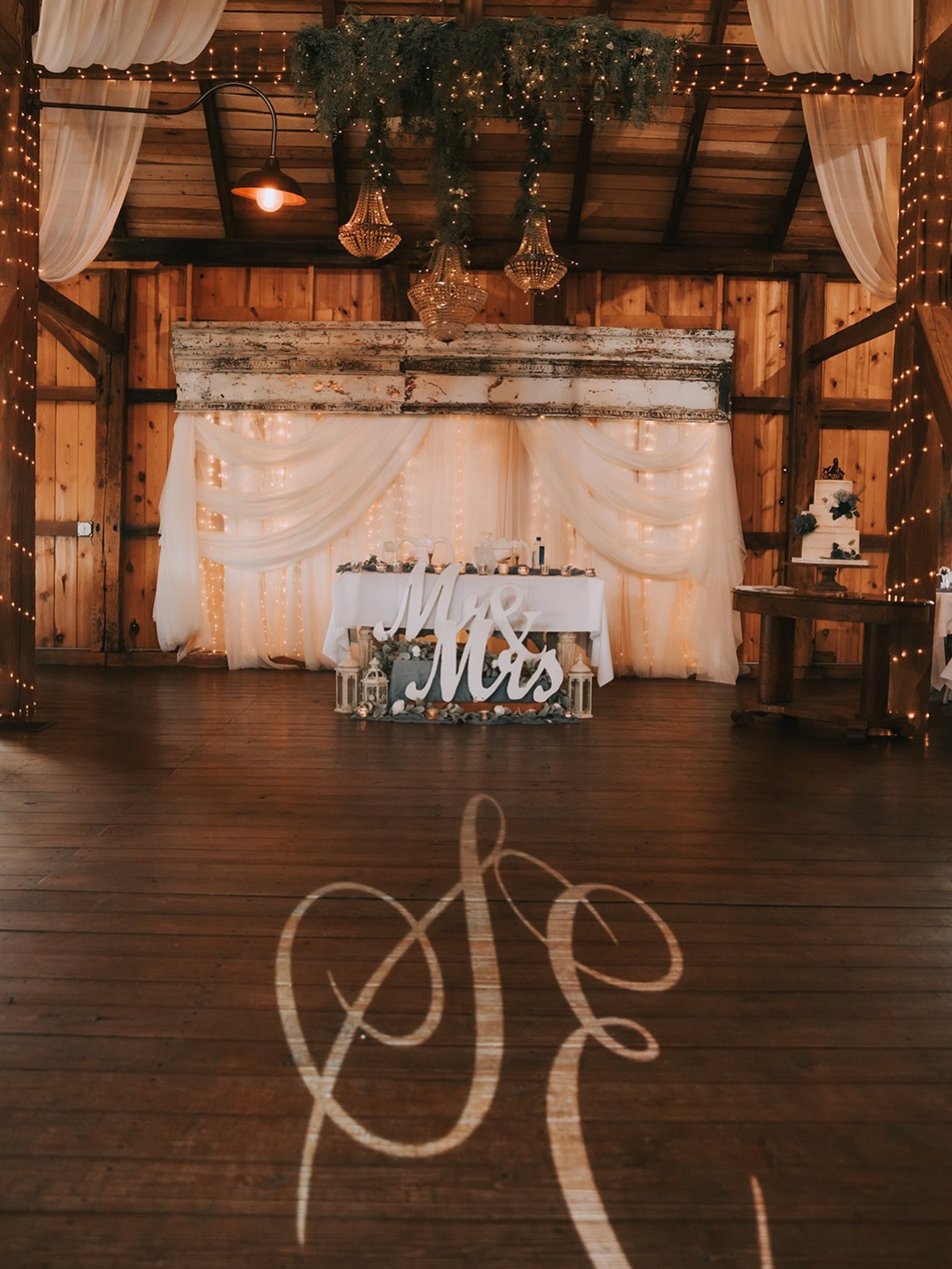 What a fun setup ✨

That custom &ldquo;SE&rdquo; (for Samantha &amp; Edward) glowing on the dance floor? Such a simple detail, but it completely transforms the space. It makes the head table feel even more personal and sets the tone for the entire ni
