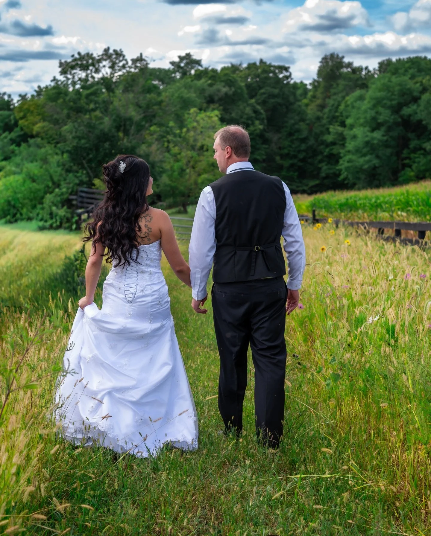 If you&rsquo;re dreaming of countryside views and wide-open skies&hellip; 🌾

Peacock Ridge gives you space to breathe, wander, and capture those quiet just-married moments.

And yes, the views are this good in real life. 🤍

📸: @j.g_photography2021