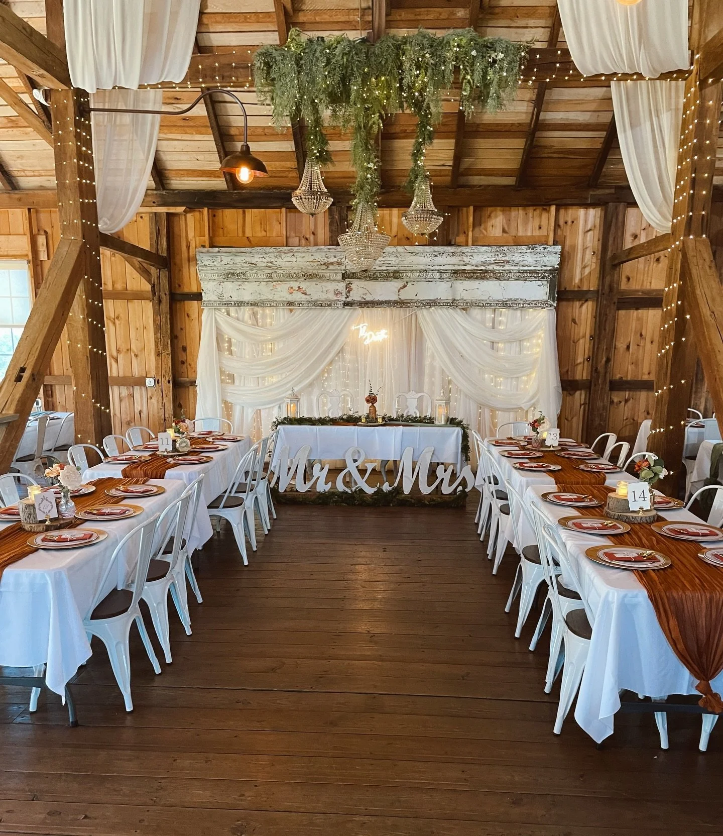 Okay but this setup??? 😍

The greenery. The glow. The way everything feels warm without being over the top.

It&rsquo;s giving intimate dinner party&hellip;but with 150 of your favorite people!

Save this for your own wedding decor inspo! 🫶🏼

#pea
