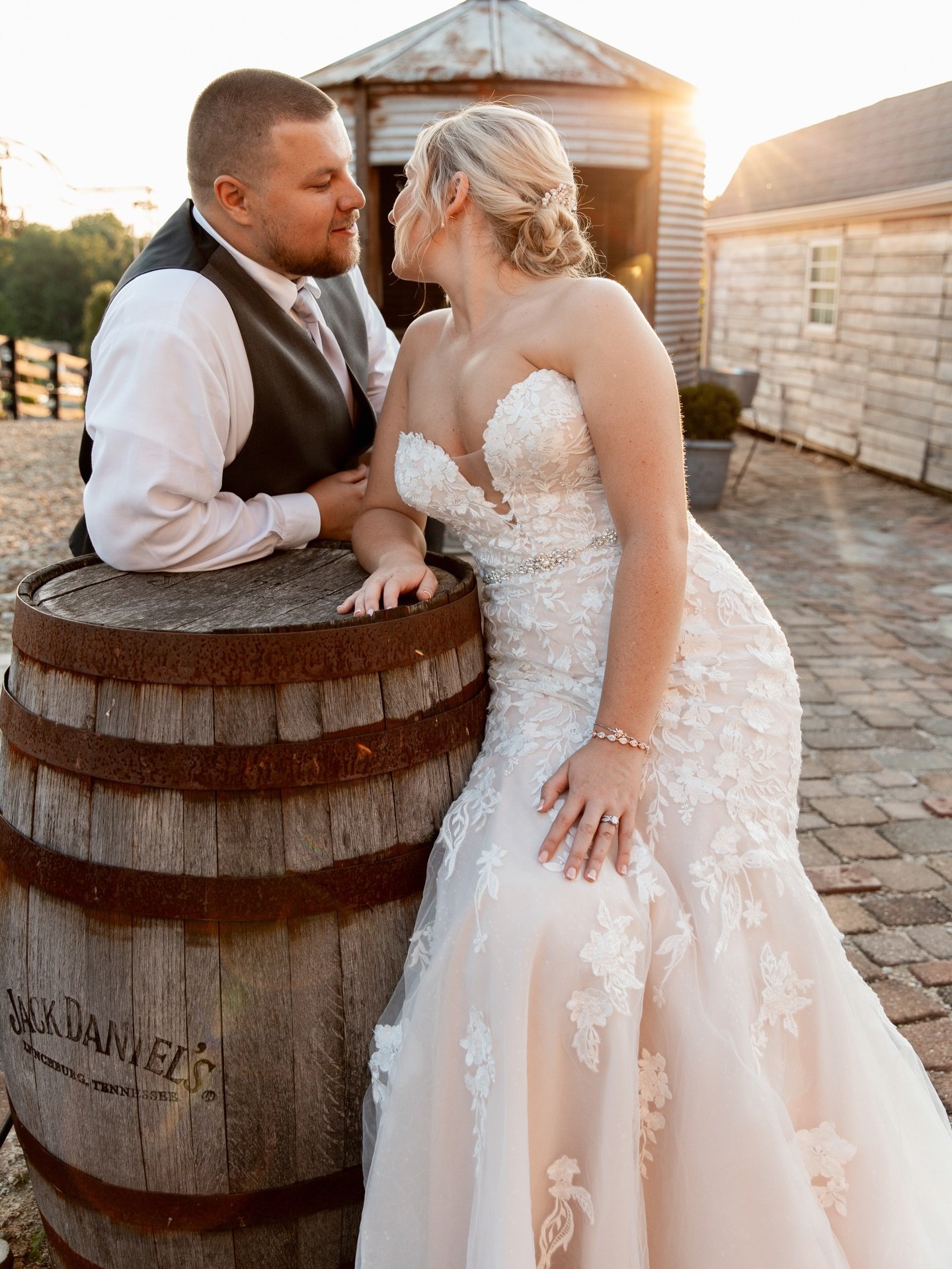 This is your sign to sneak away for golden hour to grab the prettiest photos✨

You&rsquo;ll never regret taking a few minutes just for the two of you.

It&rsquo;s one of those moments that just feels extra special here at Peacock Ridge.🤍

📸: @carle