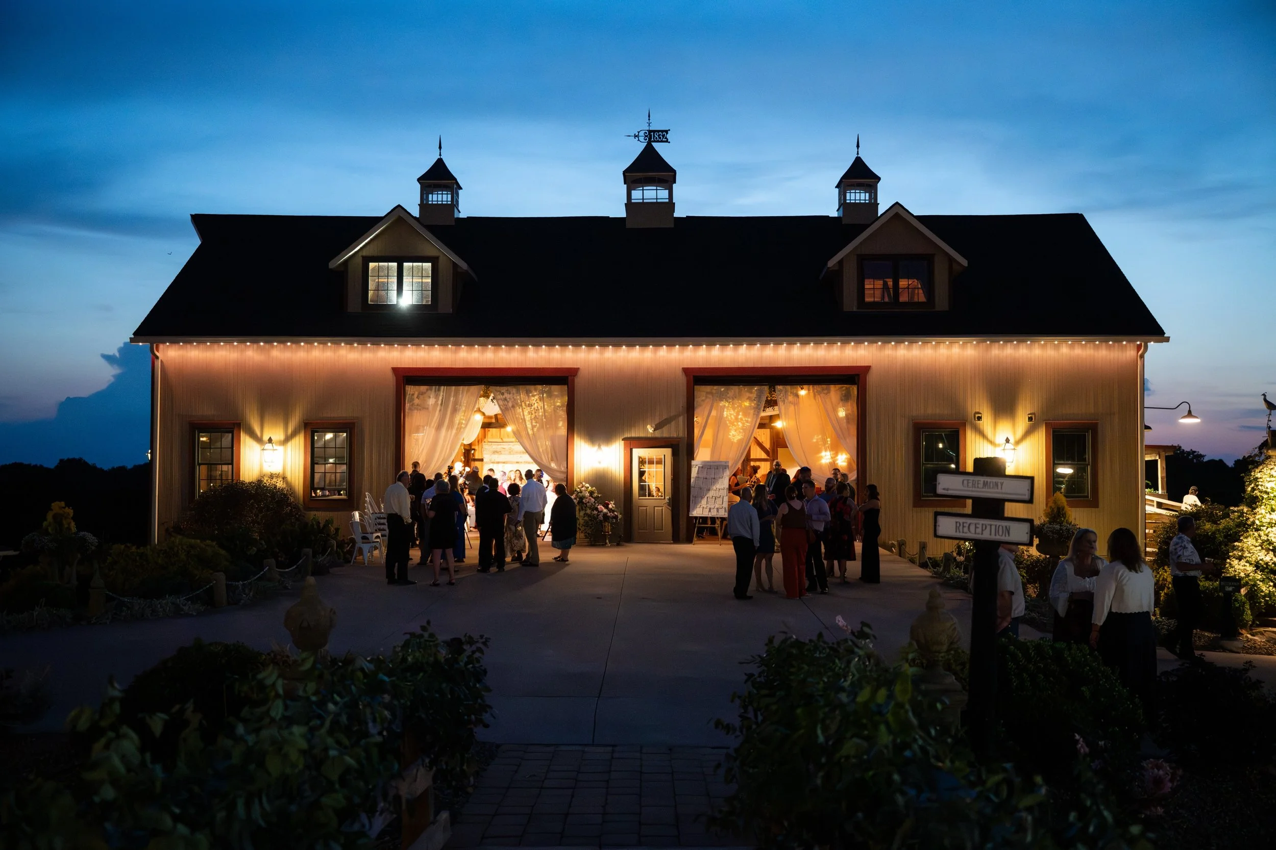 Not to be biased or anything&hellip; but Peacock Ridge looks pretty magical at night too ✨🌙🤍

What&rsquo;s your favorite wedding moment once the sun goes down?

📸: @eightyeightphoto 

#peacockridge #barnweddingvenue #northeastohio #weddingreceptio