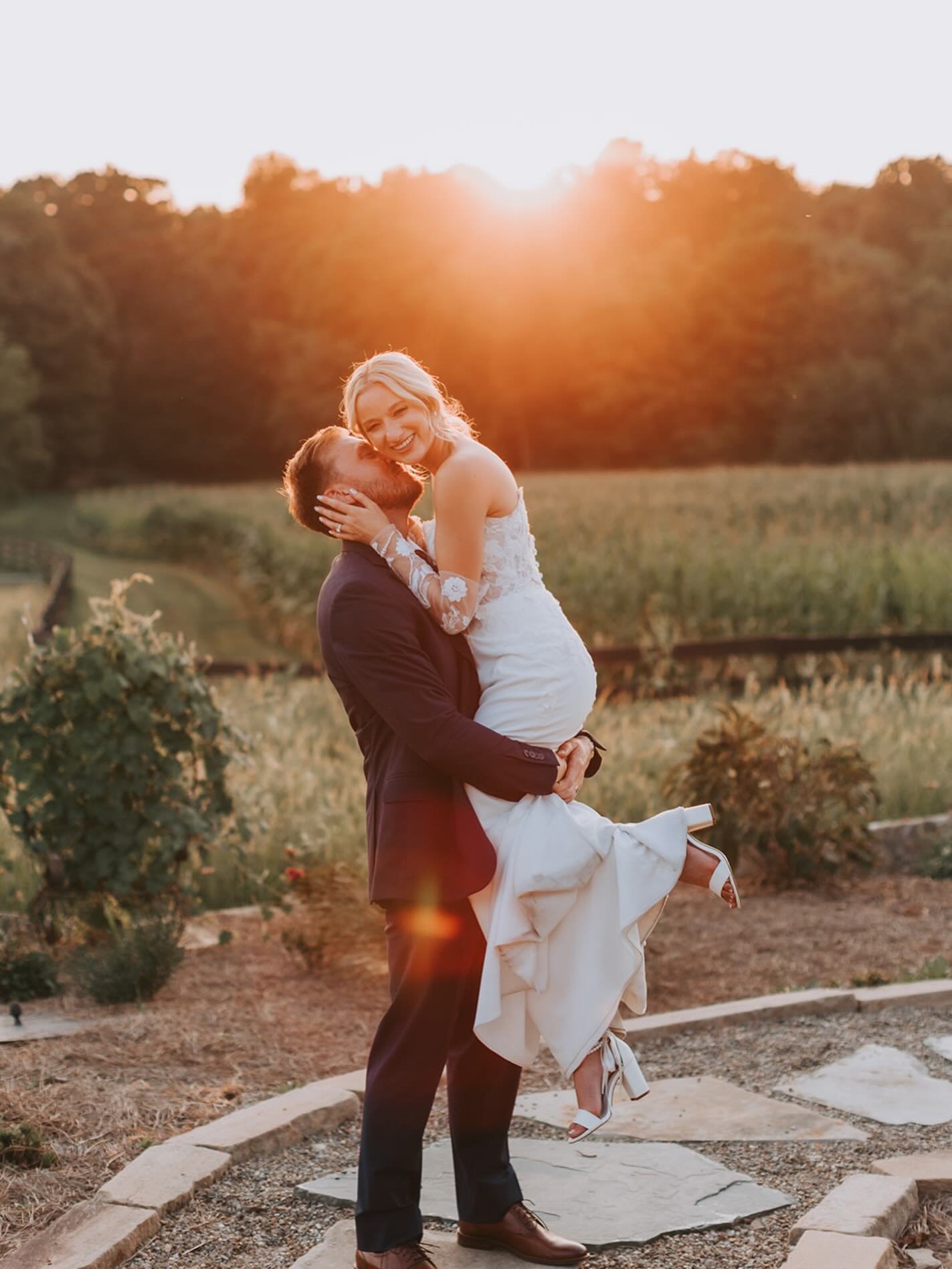 calling all couples!!! 
FIRST LOOK or waiting for the aisle moment?! 👀🤍👇

We&rsquo;ve seen the sweetest reactions to both at Peacock Ridge 🥹✨

A private and intimate first look before the ceremony?
OR
That first look walking down the aisle?

Tell