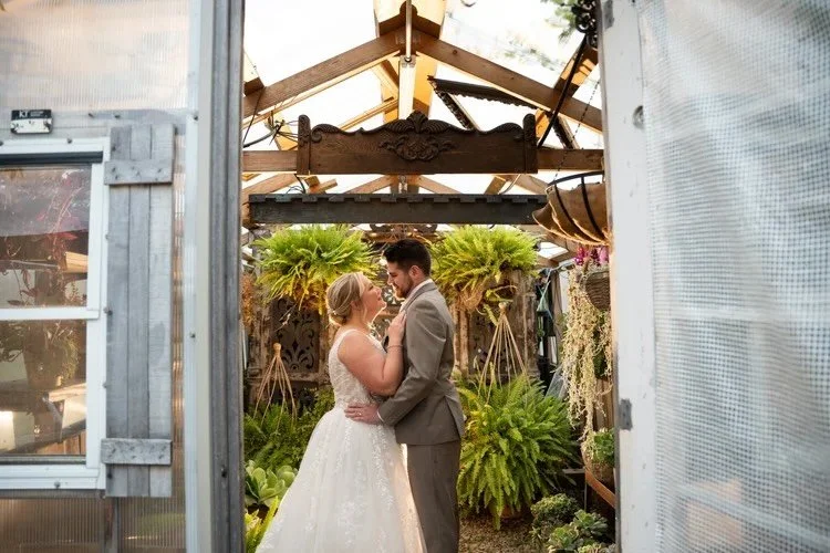 Not every wedding venue has a greenhouse&hellip; 🤍🌿

One of our favorite hidden gems for portraits at Peacock Ridge is our greenhouse!
Tell us in the comments some of your must have photo ops!⤵️❤️