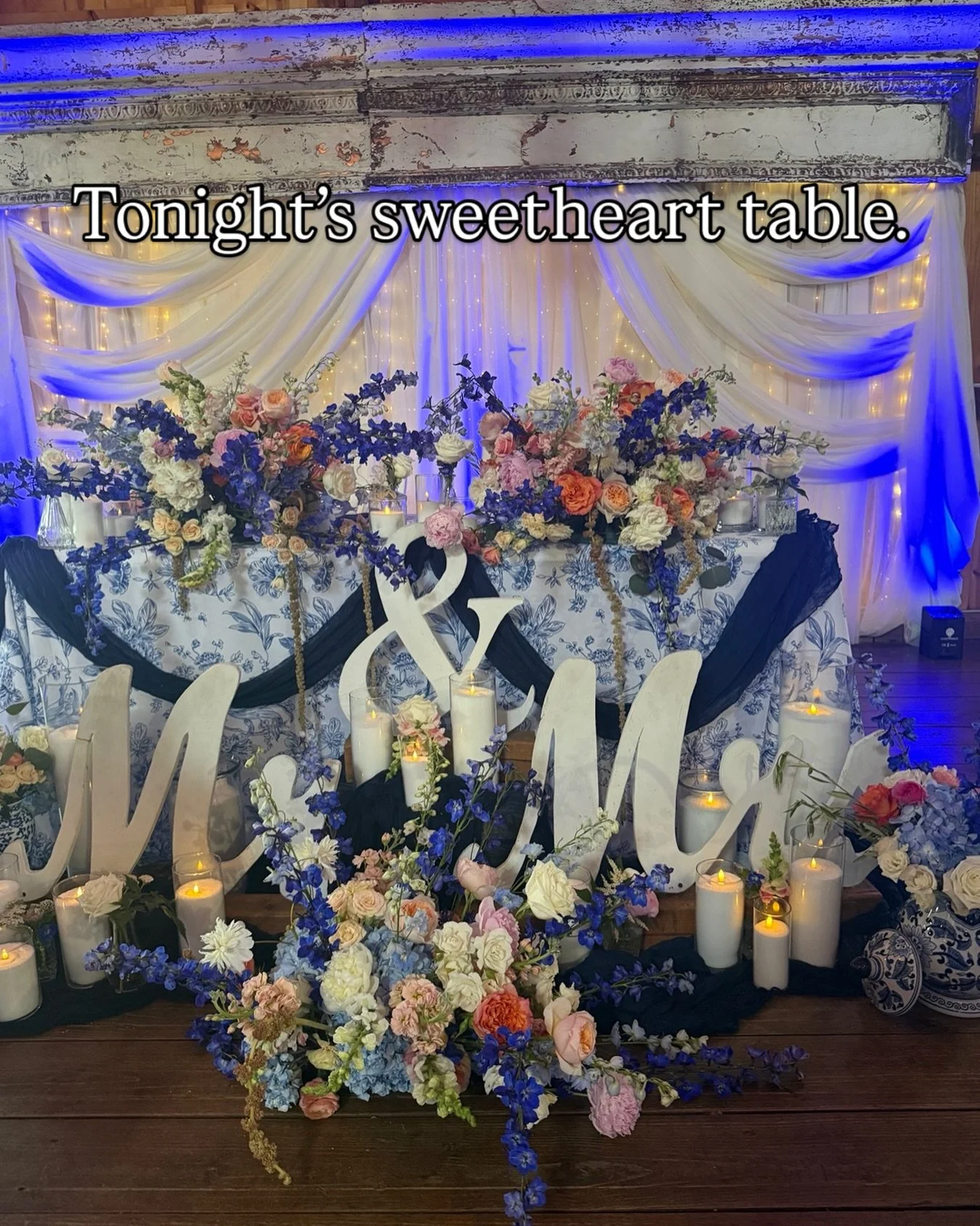 How amazing is this sweetheart table? 
✨✨✨✨✨✨✨✨
Give it a 👍if it&rsquo;s your dream table❤️

Check our website for transparent pricing and book your tour!

Peacockridge.com. 

#peacockridge #outdoorcerwmony #barnwwddingvenue #summerweddings #bluewed