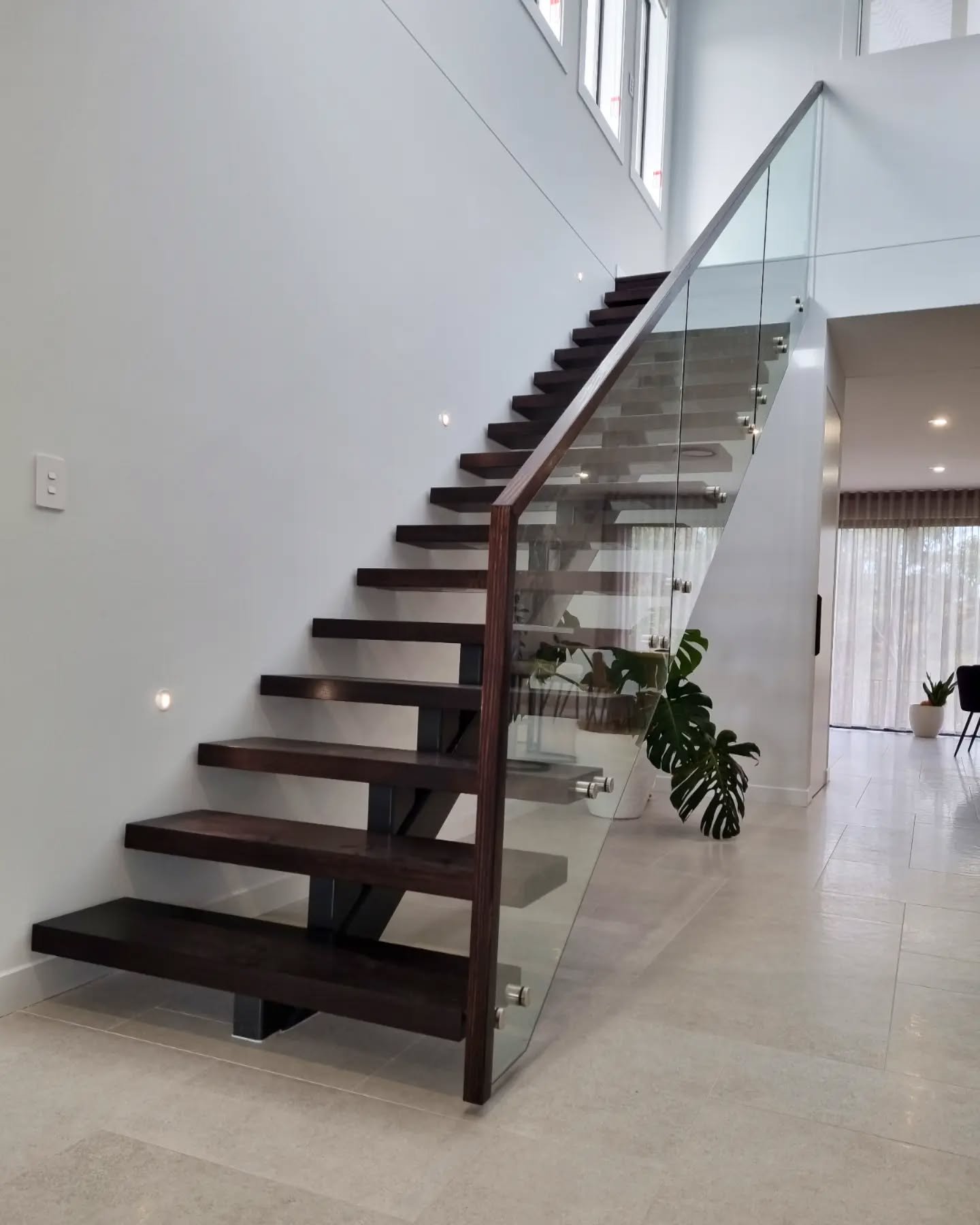 Sleek Mono Stringer staircase recently completed.
Stained Vic Ash treads and top rail with glass balustrade👍