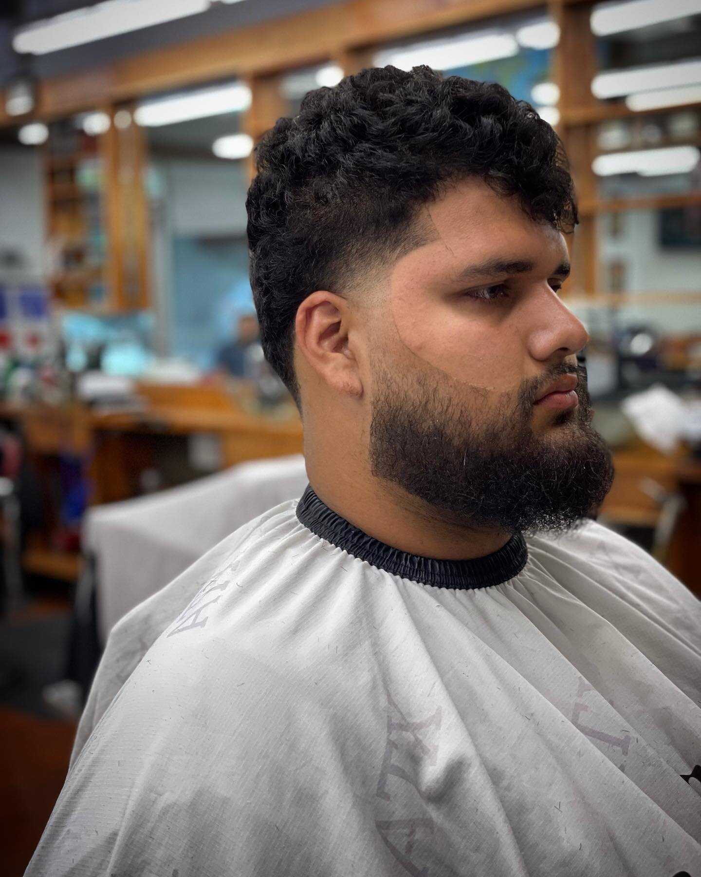 Book now ! Transformation! Swipe ⬅️
&bull;
&bull;
&bull;
#midfade #fadedbeard #wahl #wahlclippers #wahldetailers #astrablades #blendedfades #halfbarberxhalfamazing #haircutdesigns hairstyles #cleancuts #blessedfades #barberlifestyle #southaustinbarbe