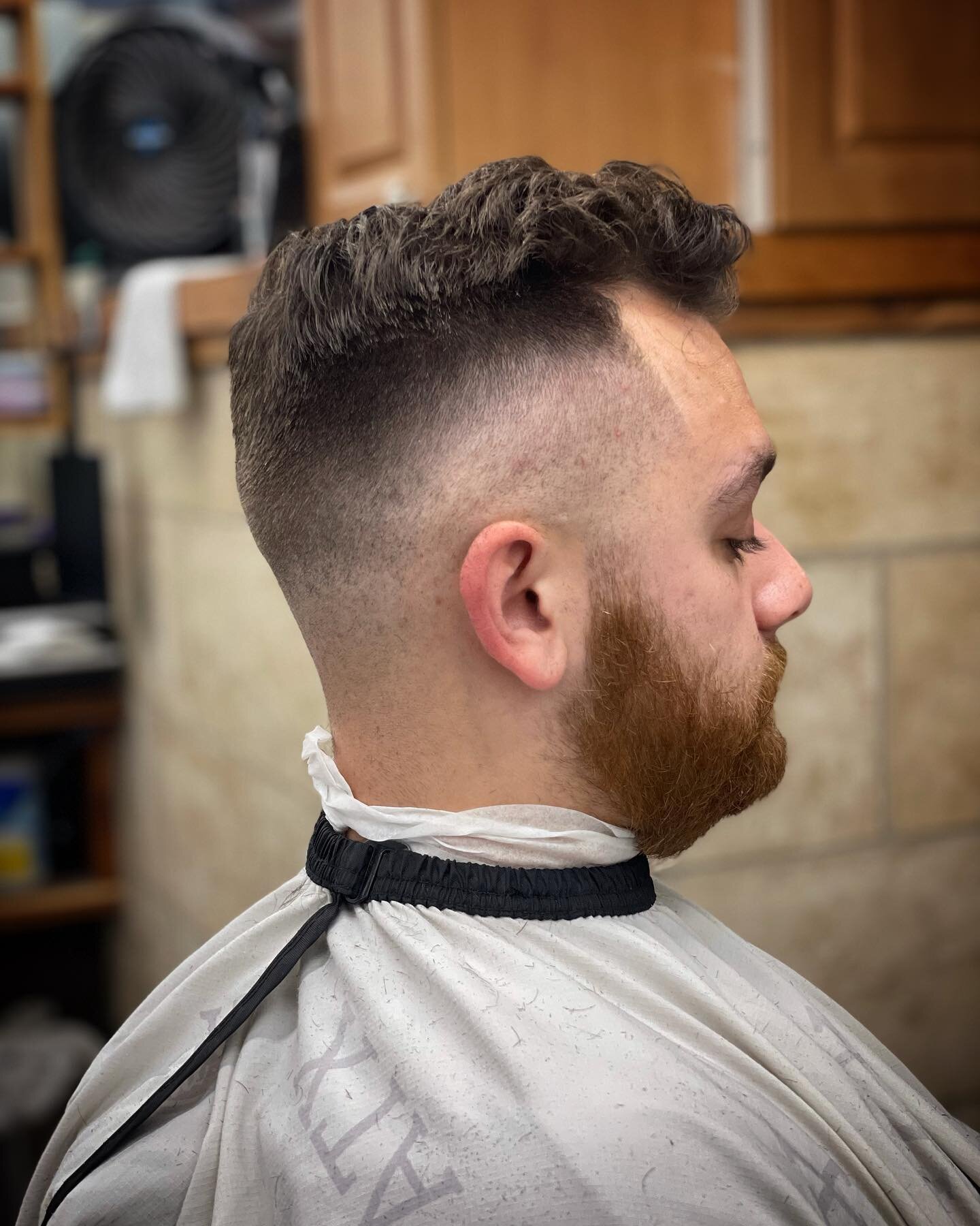 Book now !
&bull;
&bull;
&bull;
#midfade #fadedbeard #wahl #wahlclippers #wahldetailers #astrablades #blendedfades #halfbarberxhalfamazing #haircutdesigns hairstyles #cleancuts #blessedfades #barberlifestyle #southaustinbarber #southaustinbarbershop 