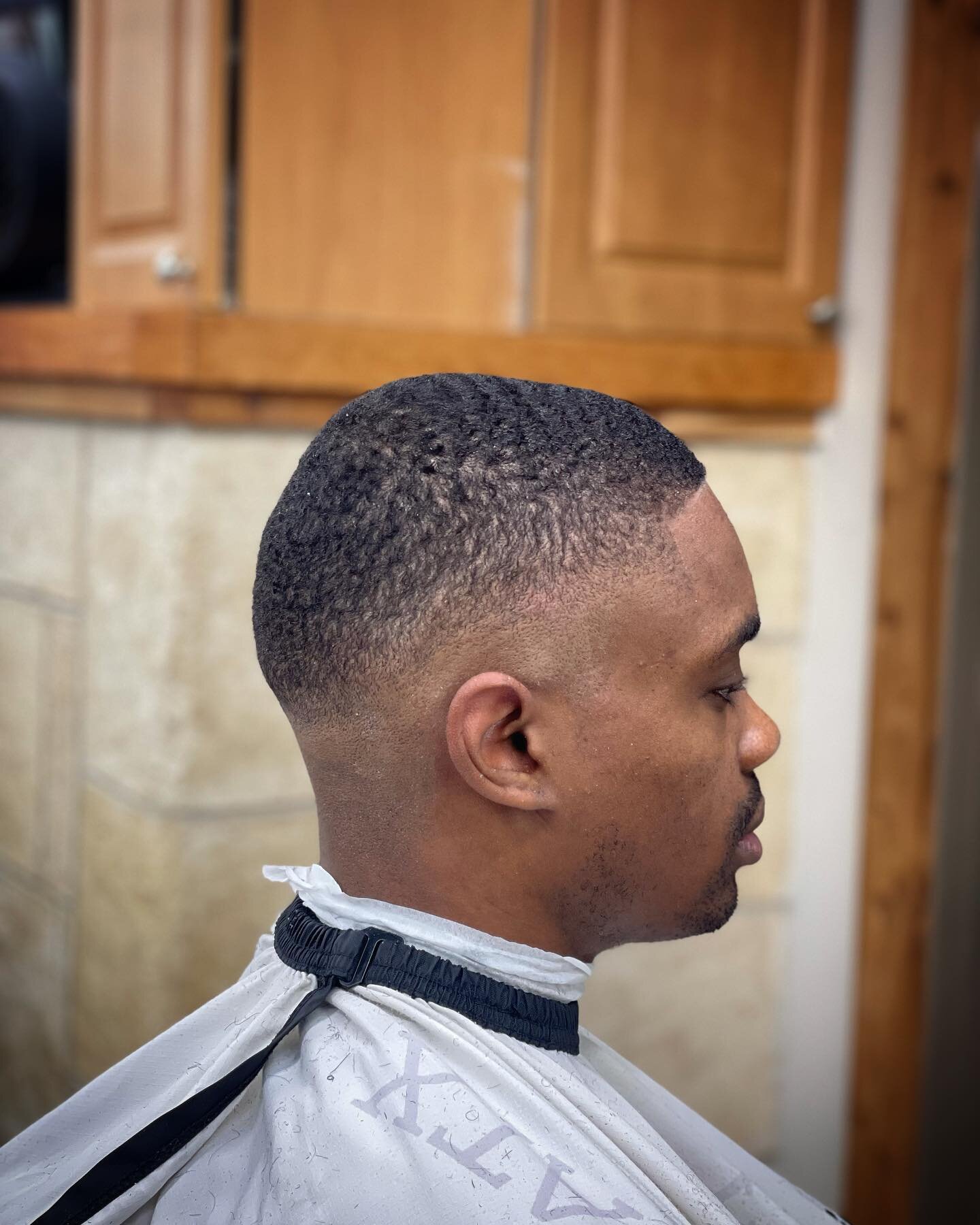 Book now ! Swipe ⬅️
&bull;
&bull;
&bull;
#midfade #fadedbeard #wahl #wahlclippers #wahldetailers #astrablades #blendedfades #halfbarberxhalfamazing #haircutdesigns hairstyles #cleancuts #blessedfades #barberlifestyle #southaustinbarber #southaustinba