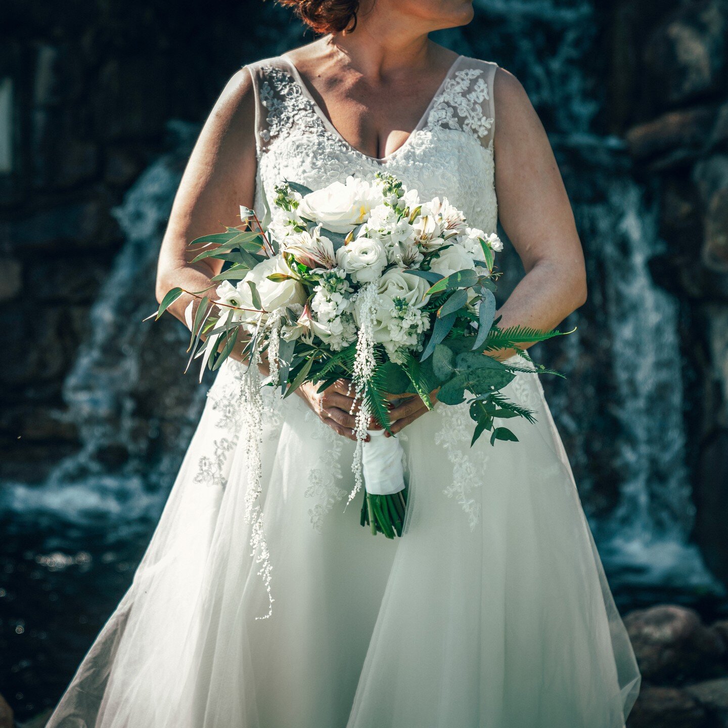 A simple, yet elegant white bridal bouquet 
.
.
photographer @josh_salatenna_arkhousemedia 
.
#bridalbouquet #whitewedding #weddingflowers #roses #greatsouthernweddings #albanyweddings #albanywa