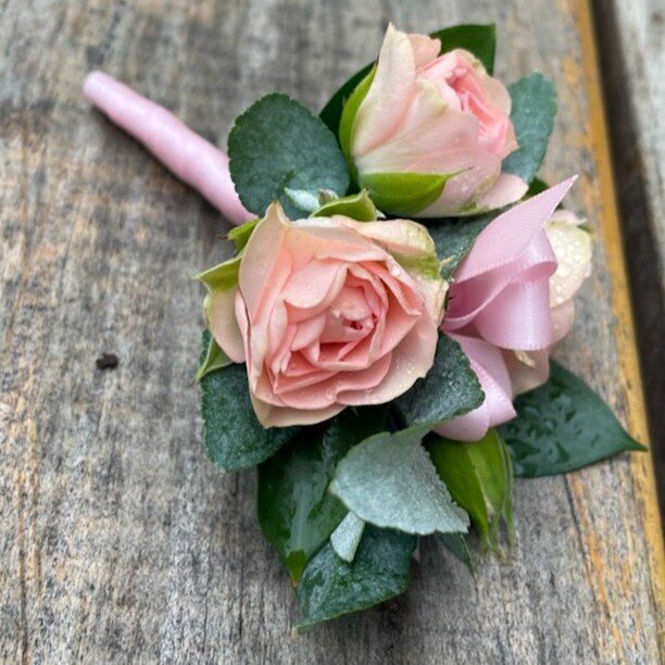 Let's not forget that the wedding florals are for the fellas too. Our talented florists can whip up some button holes for the special guys included in your day
.
.
#buttonhole #roses #weddings #greatsouthernweddings #weddingflowers #softcolours