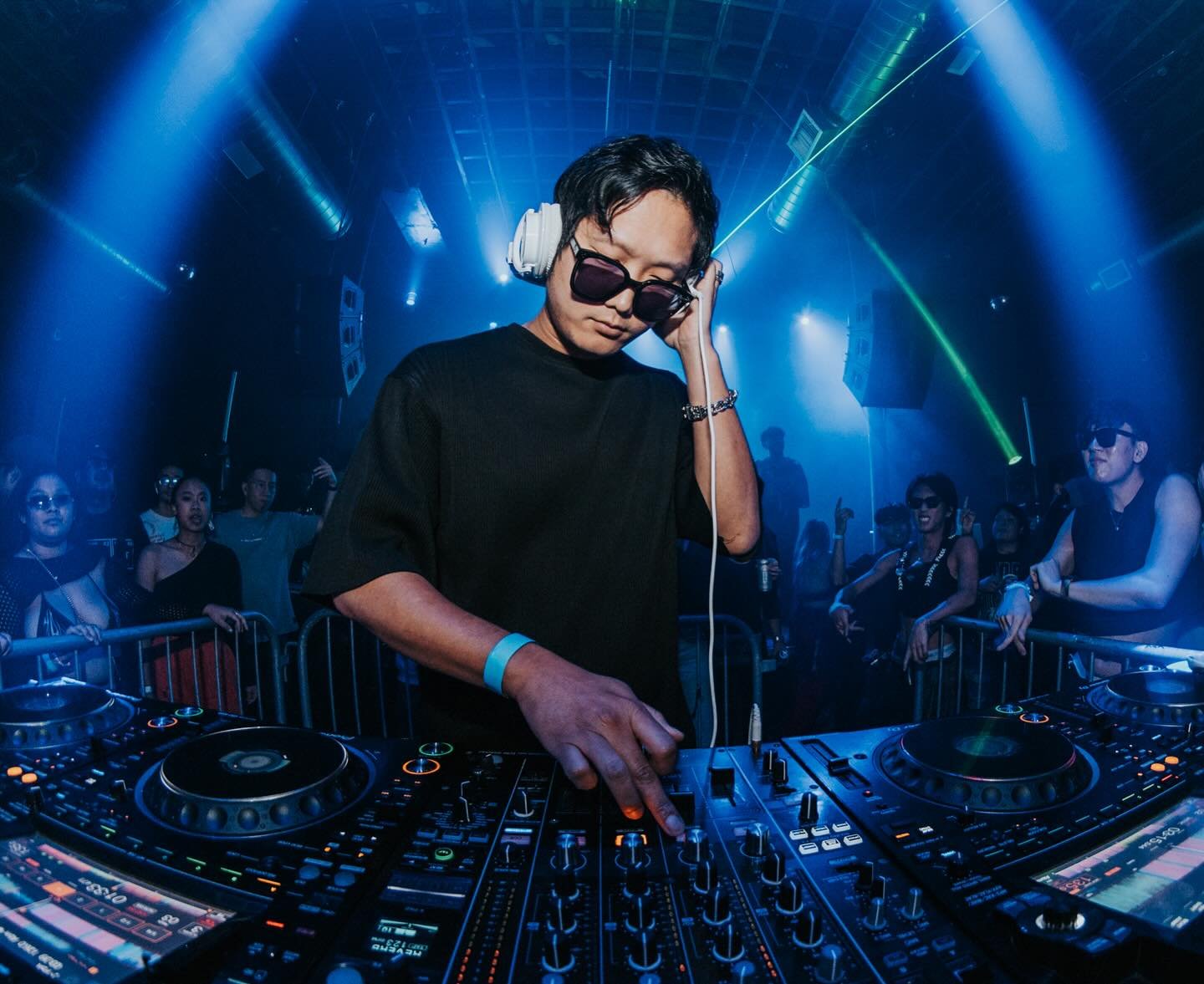 life hasn&rsquo;t been so kind to me lately but moments like this make everything worthwhile. thank you everyone who came out to the @beauzworld @neonowlco @invasian.worldwide LA show and all the hard work that went into making this a special night! 