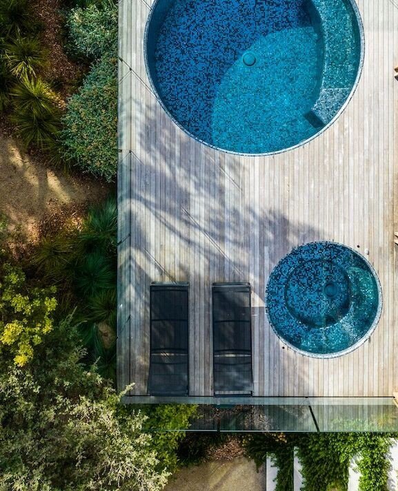 Lush native garden, captivating pool and spa. Where would you unwind first? 🤔😍⁠
⁠
Garden design @juliecrowedesign⁠
Architect @plannedlivingarchitects ⁠
Build @kabsavprojects ⁠
Pool @landmark_pools⁠
📸 @sagacreative.co