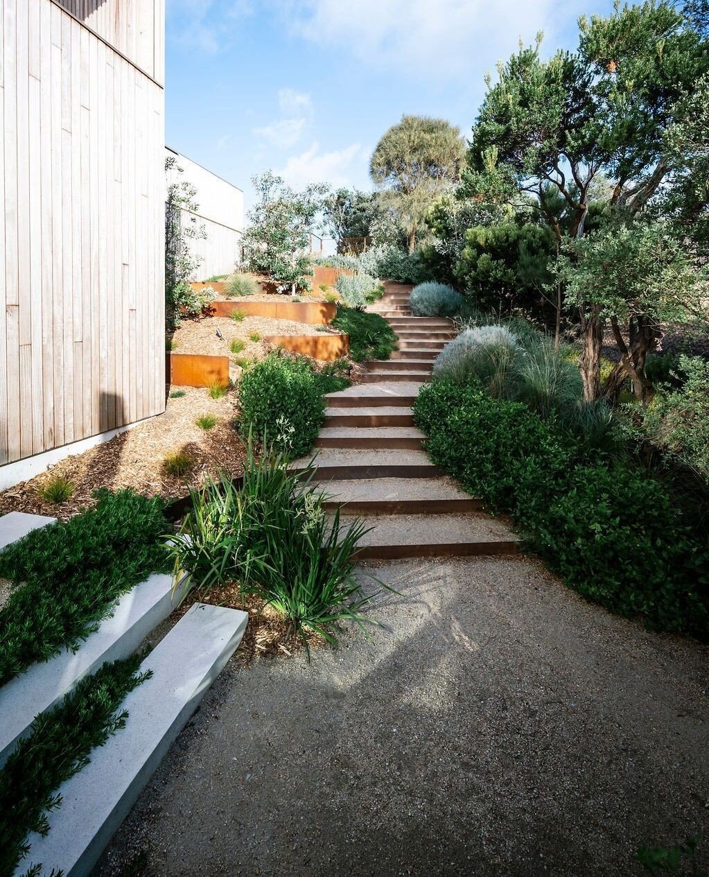 Organic steps make easy work of the fall on this property. 🪜⁠
⁠
Garden design @juliecrowedesign⁠
📸 @janisalwayshashercamera