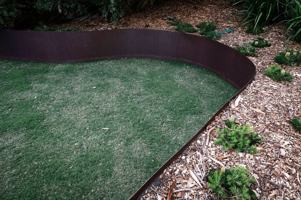 Statement lawn edging delivers quite the transition between lawn and garden bed 👌⁠
⁠
Garden design @juliecrowedesign⁠
📸 @janisalwayshashercamera