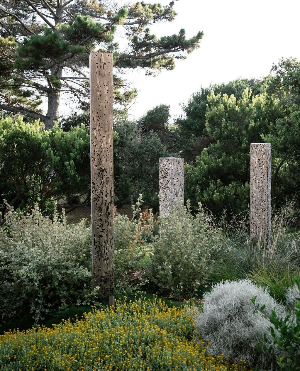 Thoughtful planting beautifully complements the totem pole detail in this garden design by @juliecrowedesign. ⁠
⁠
📸 @janisalwayshashercamera⁠