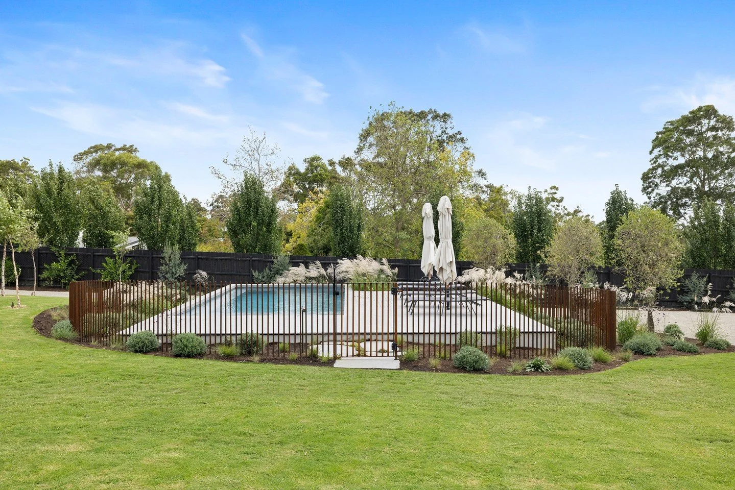 Custom steel rods follow the curve of the landscape, keeping things open, compliant and considered. It&rsquo;s a pool fence that meets the brief for safety &ndash; while quietly delivering on design. 🍃⁠
⁠
Compliance without compromise.⁠
⁠
Garden des