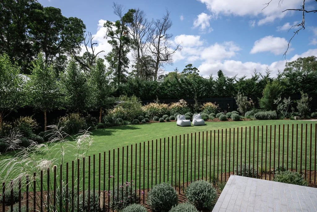Designed to disappear. This custom pool fence comprises around 340 solid 25mm steel rods. Engineered for pool compliance while maintaining an unobstructed view. Its minimal design allows the lawn, planting and trees to remain the focus.⁠
⁠
Garden des