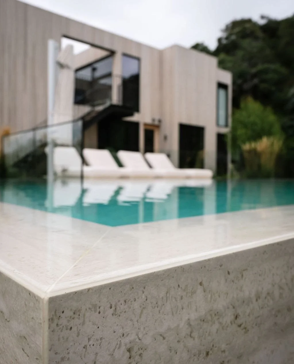 House + pool + landscape.⁠
⁠
A project like this only comes together when everyone involved is working to the same standard.⁠
⁠
Design @acre.landscape⁠
Pool @alohapools_aus⁠
Build @saltvubuilders⁠
📷 @janisalwayshashercamera