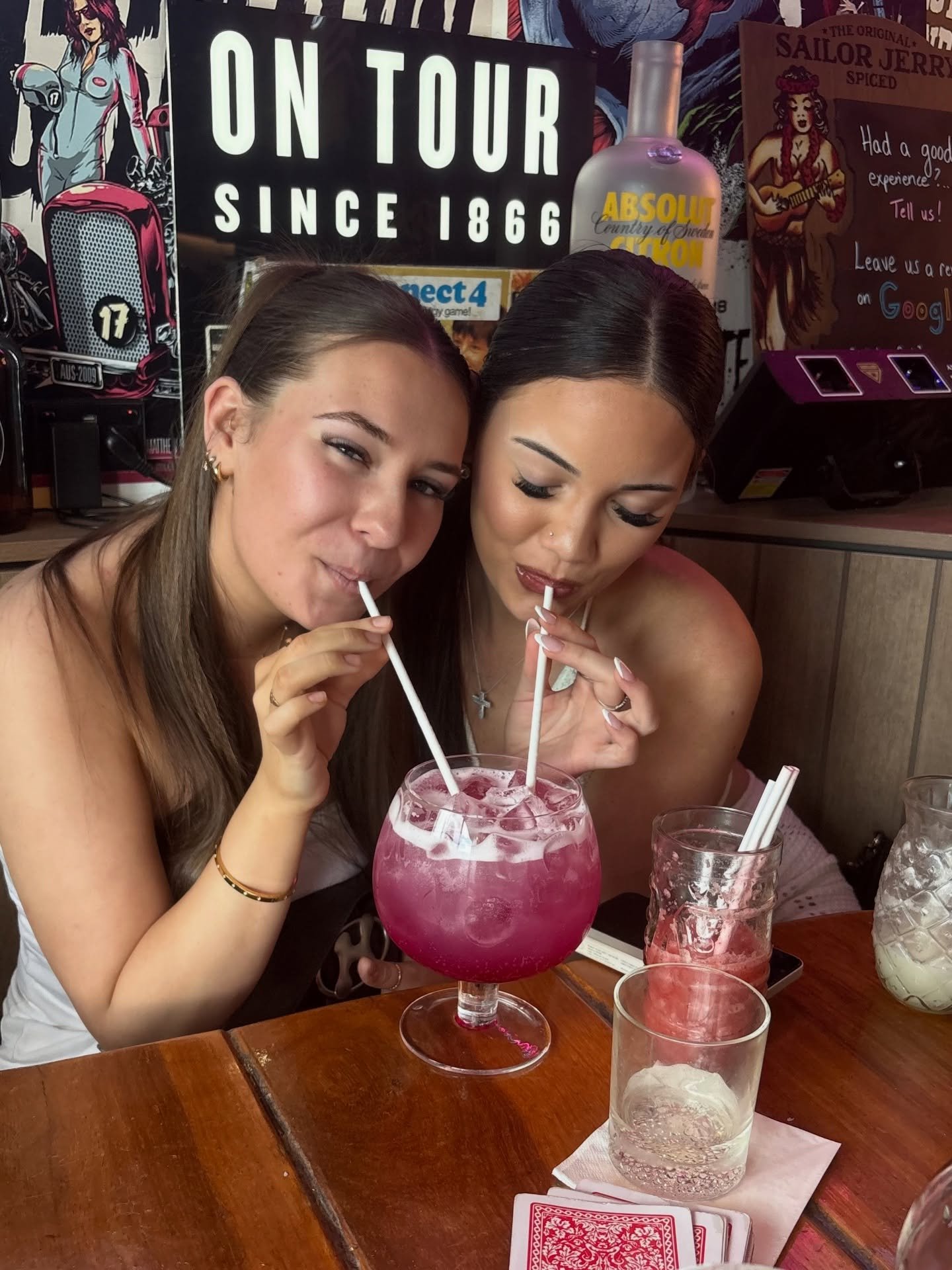 IT&rsquo;S BESTIE SUNDAY. 2-for-1 cocktails EVERY SUNDAY only when you book. See you soon!! 😉✨