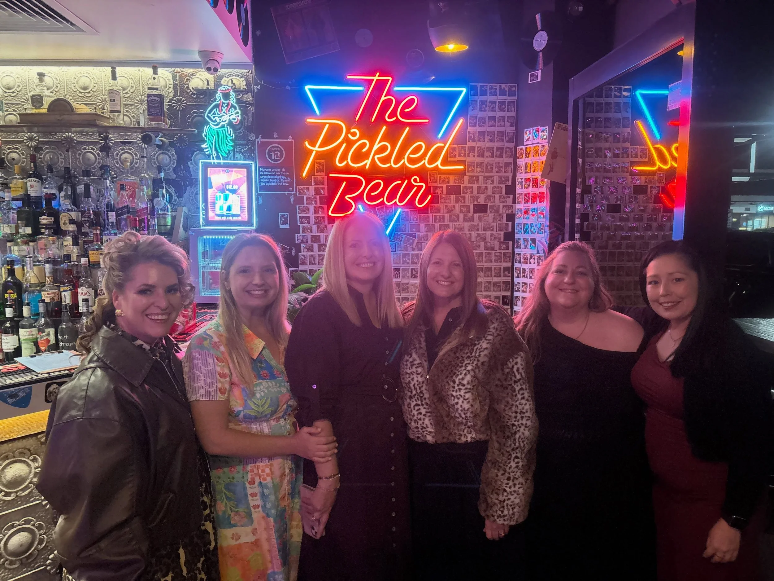 Happy Saturday!! Grab your gals and let the cocktails do the talking 💋