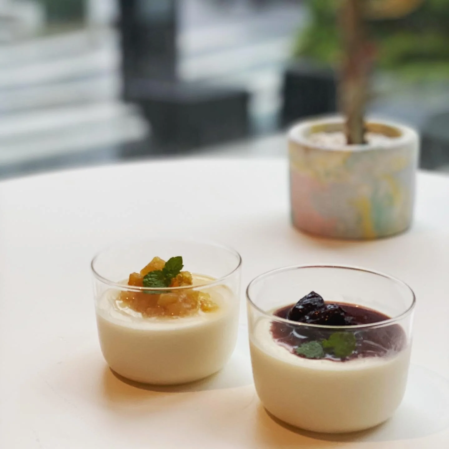 北歐設計的玻璃杯，承裝著傳統口味的義式奶酪，搭配我們自製的台灣水果果漿，今日的限量心情甜點，想呈現的是我們當初成立這家店的初心，把融合北歐和義式的生活理念，融入台灣在地的特色，把我們覺得最好的體驗，帶給大家。

#jytcafe #pannacotta #italiandessert #台中咖啡廳