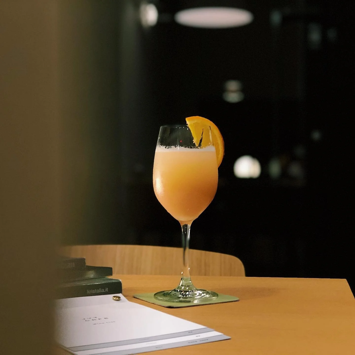 Bellini 
1934 - 1948 年間源自於義大利威尼斯 Harry&rsquo;s Bar 哈利酒吧，至今仍是店內人人必點的招牌調酒。混合了白桃果泥與義大利氣泡酒的 Bellini 芳香順口，原本只是店內季節性的調酒，因深受海明威及小說家 辛克萊&middot;路易斯等人喜愛，成為全年常態銷售的調酒，Bellini 同時也是義大利最受歡迎的雞尾酒之一。

Fri/Sat we are open until midnight! Come join us for a sip of this