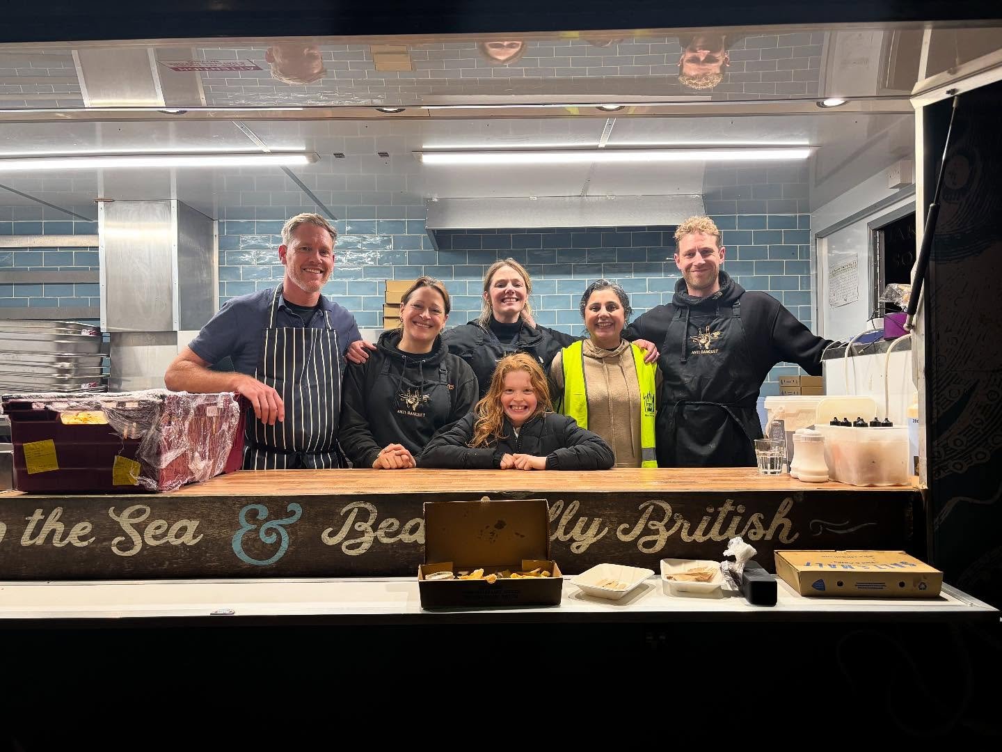 140 fish &amp; chips served with @fthbristol last night- thanks for having us along again &amp; providing hot drinks, essential items &amp; cr&egrave;me br&ucirc;l&eacute;es for desert 😋

With fish &amp; chips from @saltandmaltwapping &amp; the use 