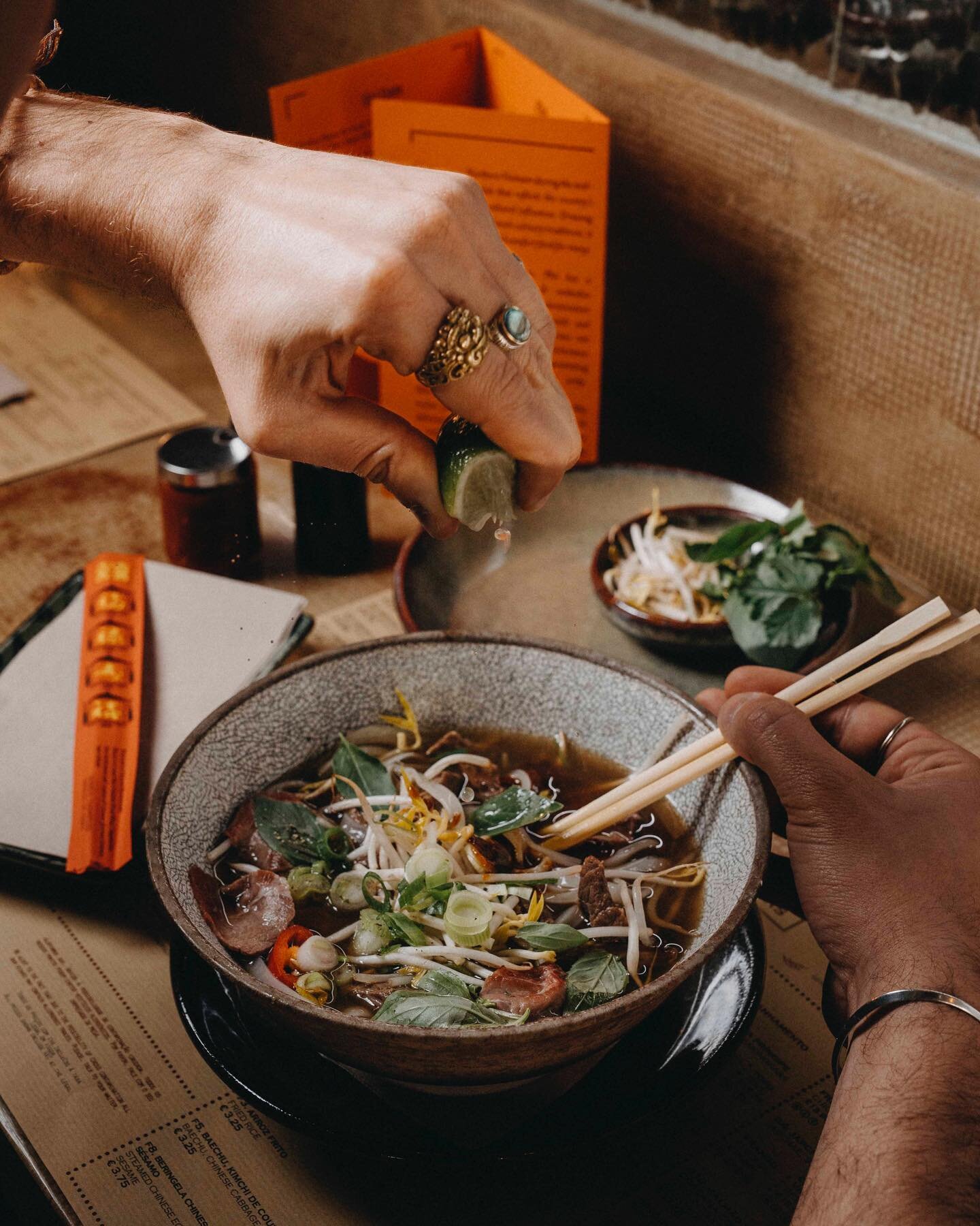 The proof that small details make all the difference: those little extra drops of lime juice in your Phô 🍜

#lisbonfoodies #lisbonrestaurants #timeoutlisboa