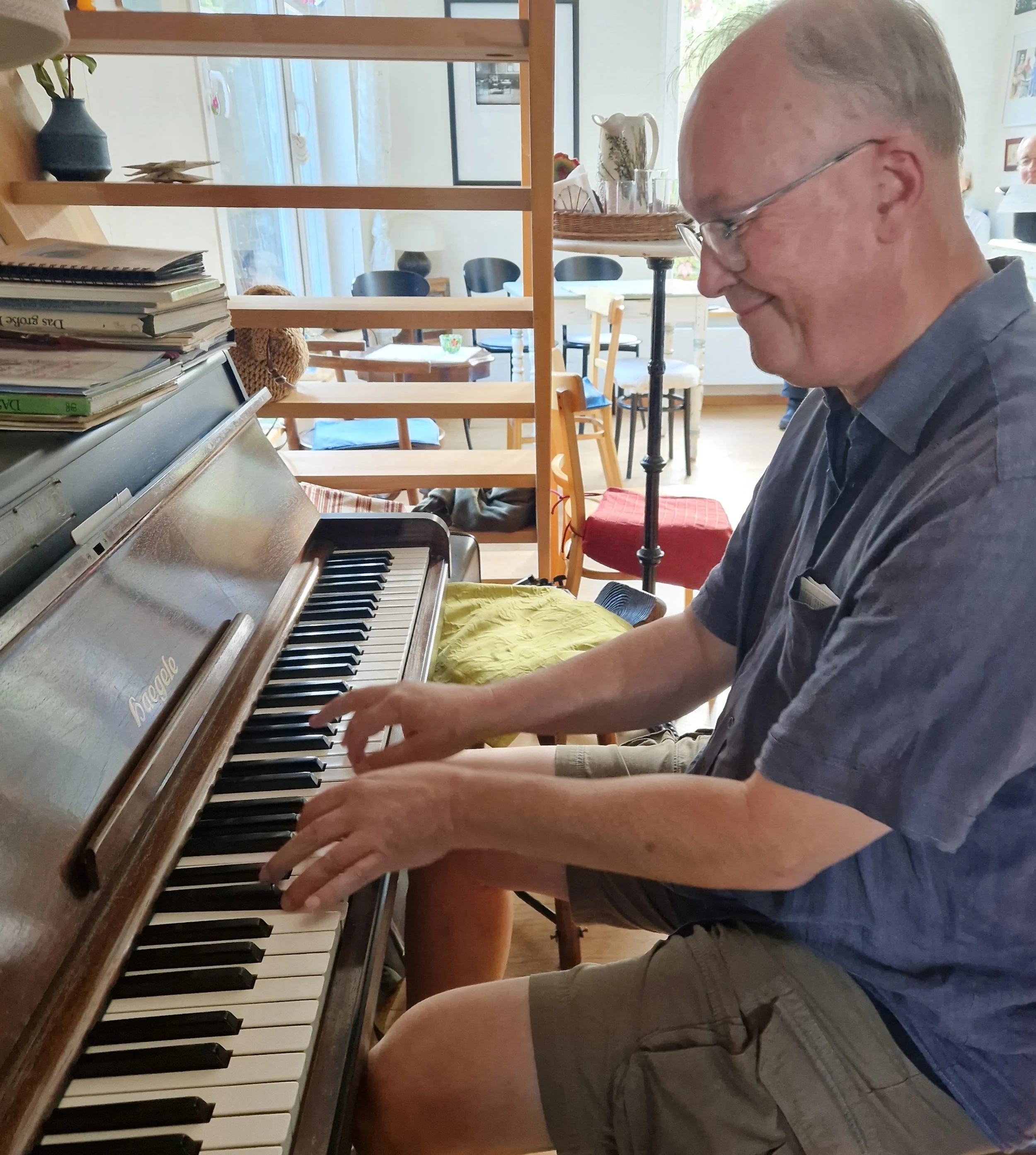 Stephan Schleiner am Klavier: Was für eine Freude im Sonntagscafé! Beschwingte Musik zum Mitsingen geeignet, danke lieber Stephan!!!!!