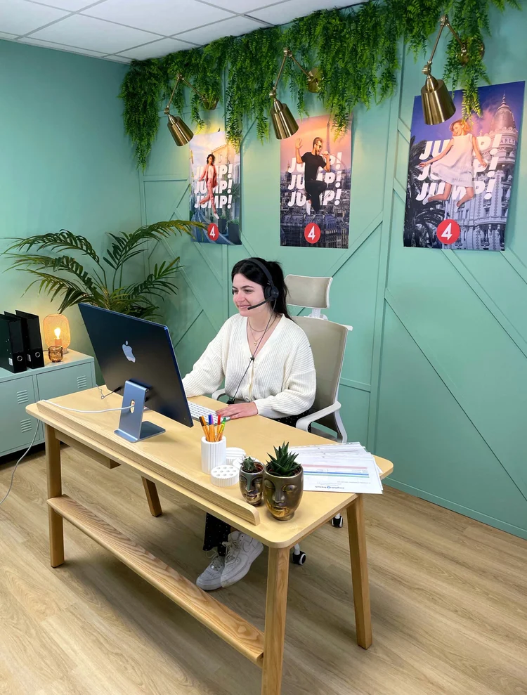 Une personne au casque devant son ordinateur dans les locaux English 4 French.